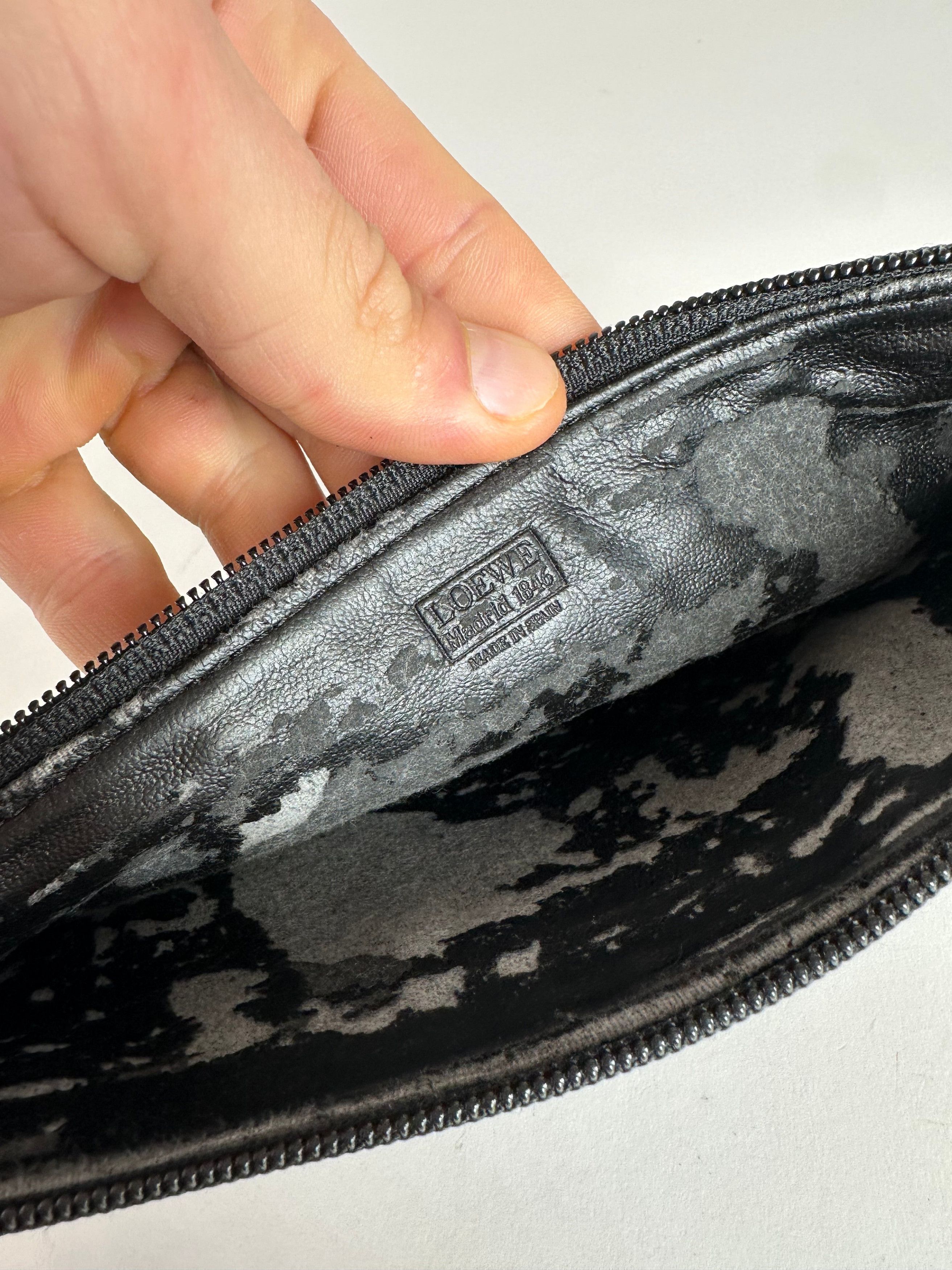 Loewe Vintage Anagram Leather Pouch Clutch Black Size ONE SIZE - 4 Thumbnail