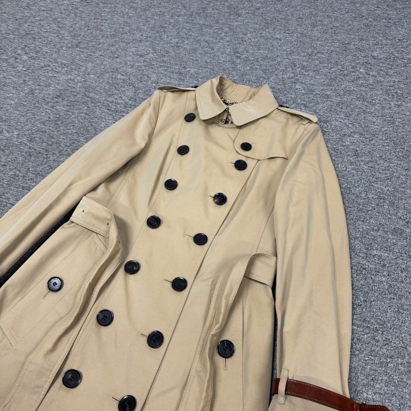 Burberry Burberry Khaki Classic Double-Breasted Trench UK4 Size M / US 6-8 / IT 42-44 - 4 Thumbnail