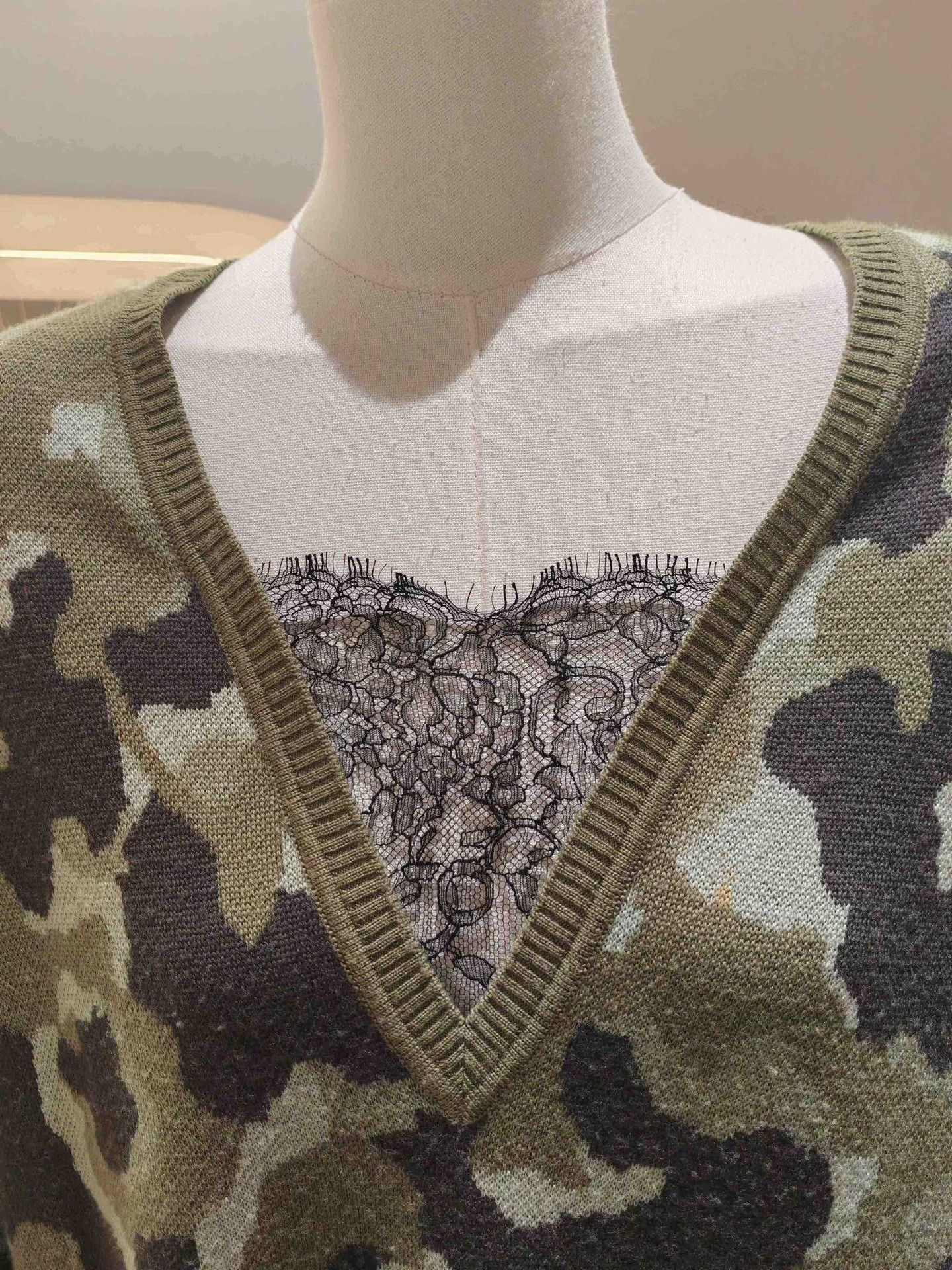 RED Valentino RED VALENTINO Camouflage V-Neck Knit Size M / US 6-8 / IT 42-44 - 5 Thumbnail