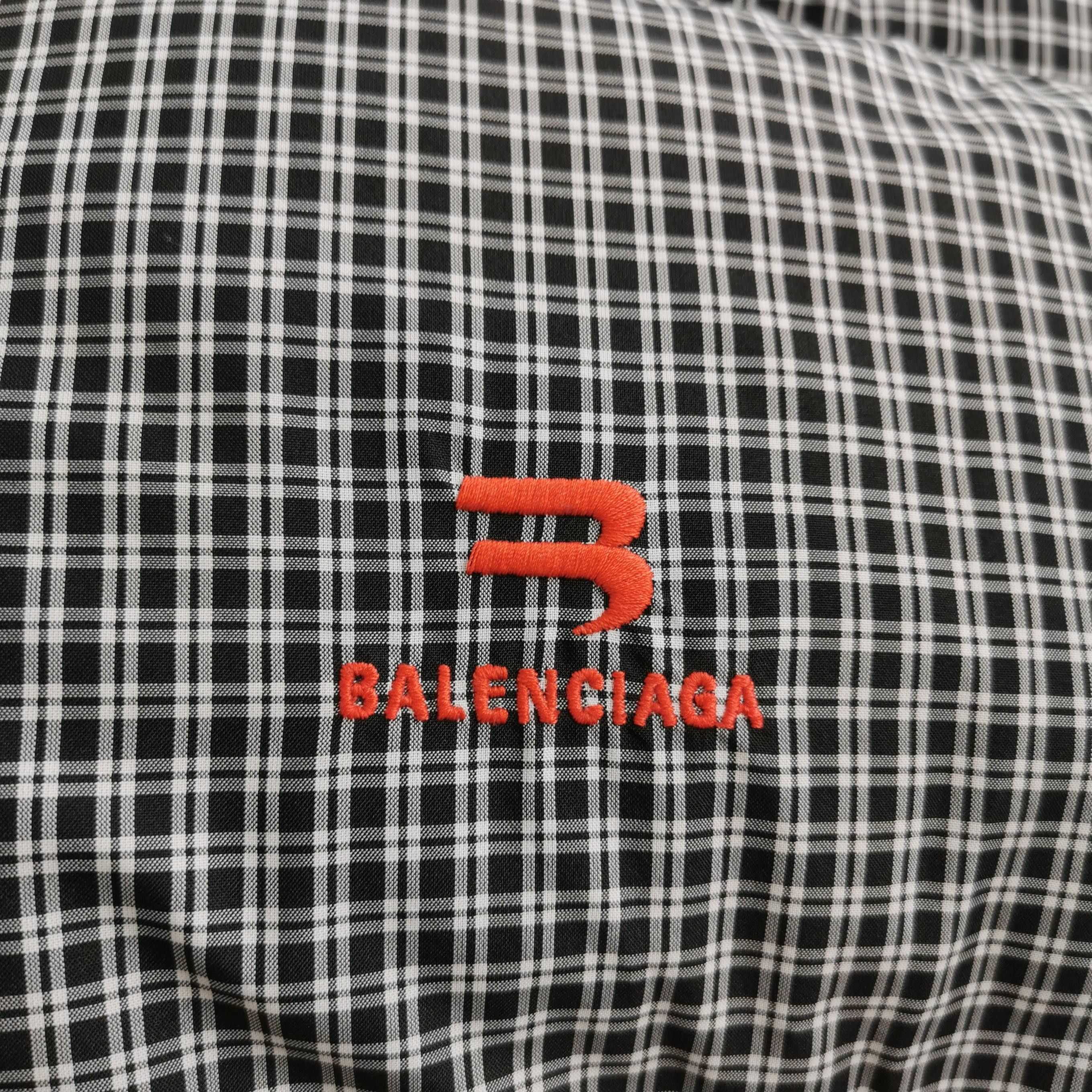 Balenciaga Balenciaga Grid Logo Puffer Jacket Size L Size US L / EU 52-54 / 3 - 3 Thumbnail