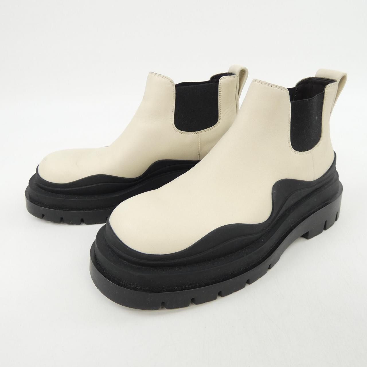 Bottega Veneta Bottega Veneta Bottega Veneta Tire Ankle Chelsea Boots Calfskin Boots Leather Shoes 630300VBS50 DUTY FREE for USA Size ONE SIZE - 3 Thumbnail
