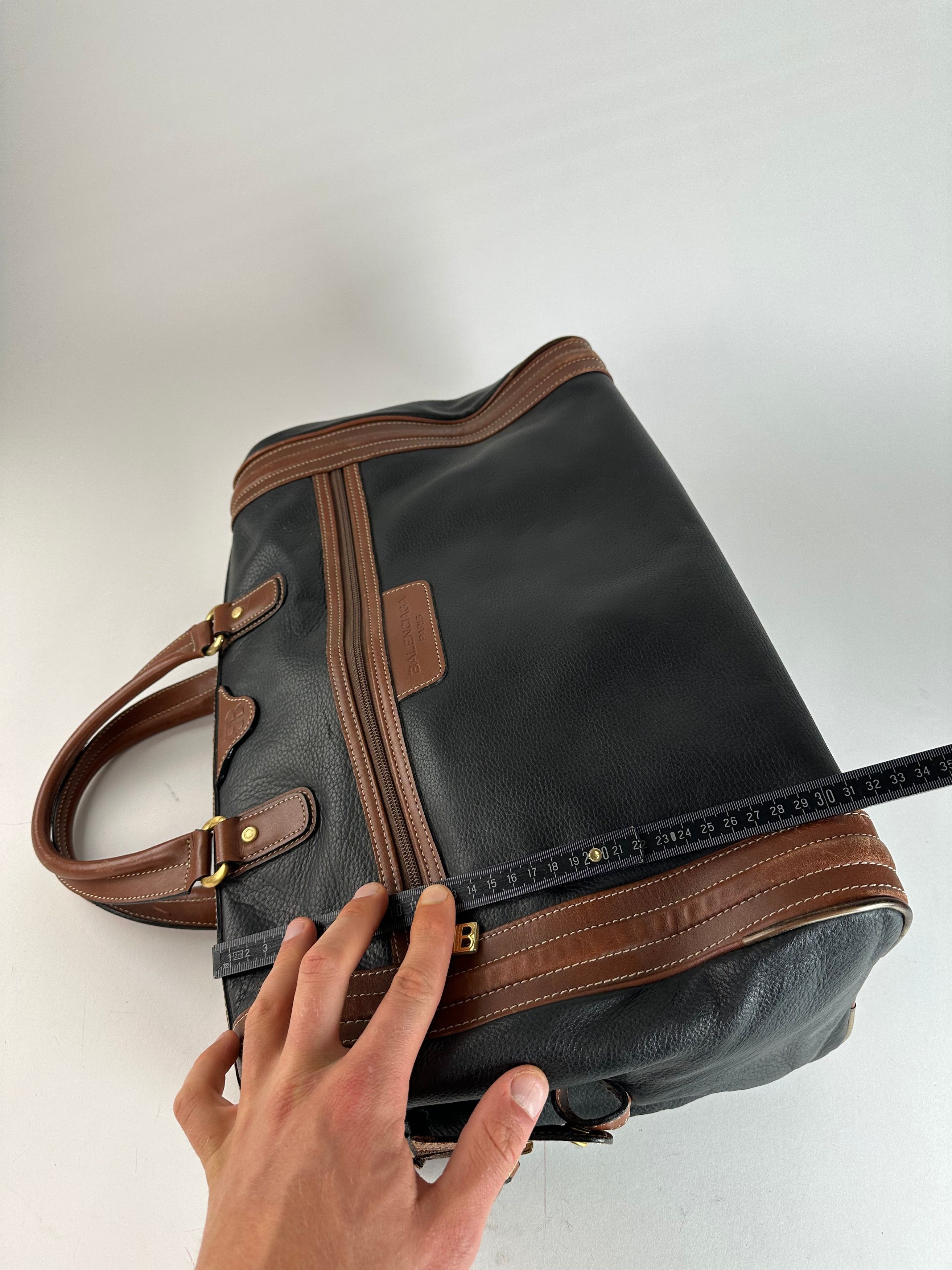 Balenciaga Vintage BB Logo Grained Leather Duffel Bag Black Tan Size ONE SIZE - 11 Thumbnail