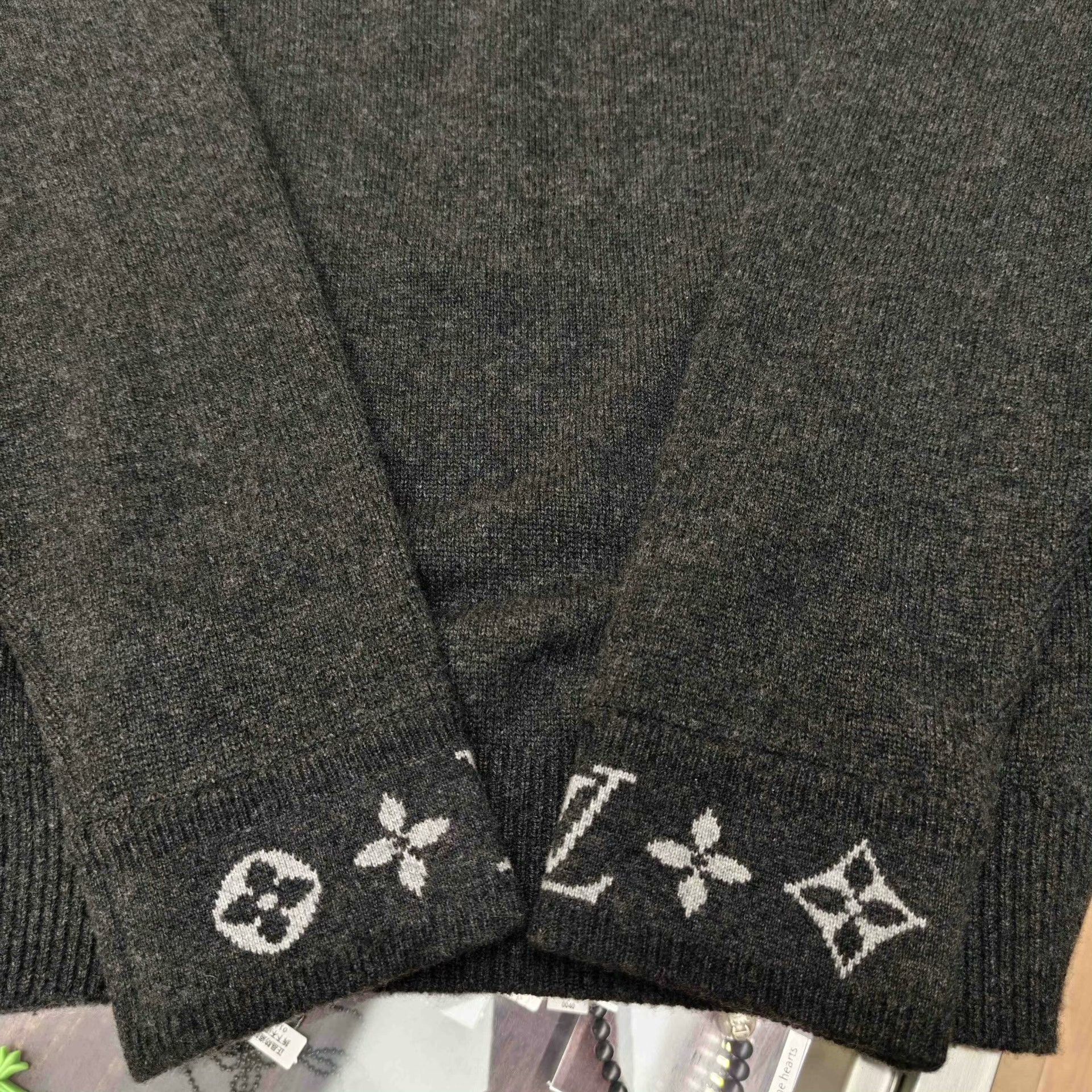 Louis Vuitton Louis Vuitton Retro Printed Gray Sweater S Women Size S / US 4 / IT 40 - 2 Thumbnail