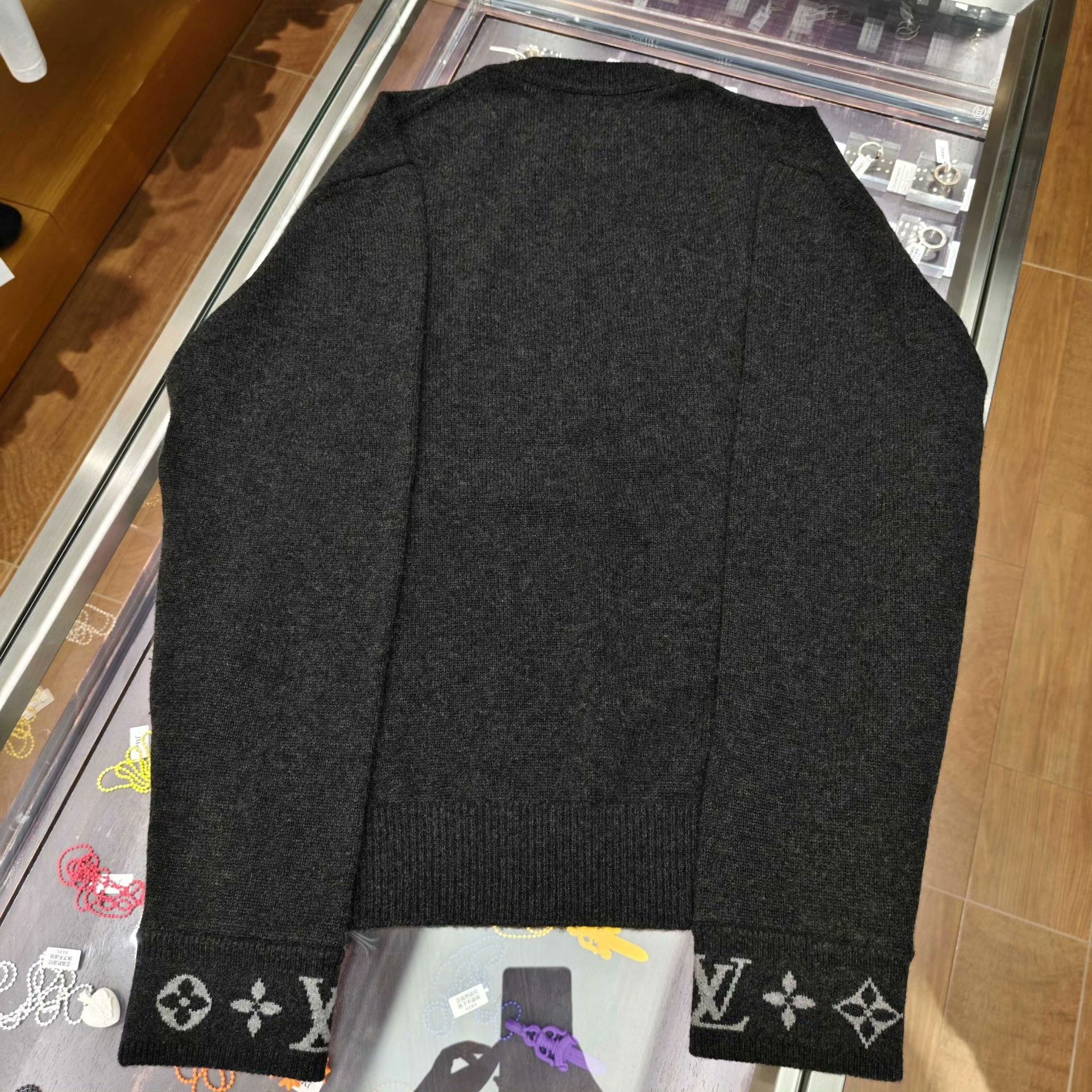 Louis Vuitton Louis Vuitton Retro Printed Gray Sweater S Women Size S / US 4 / IT 40 - 4 Thumbnail