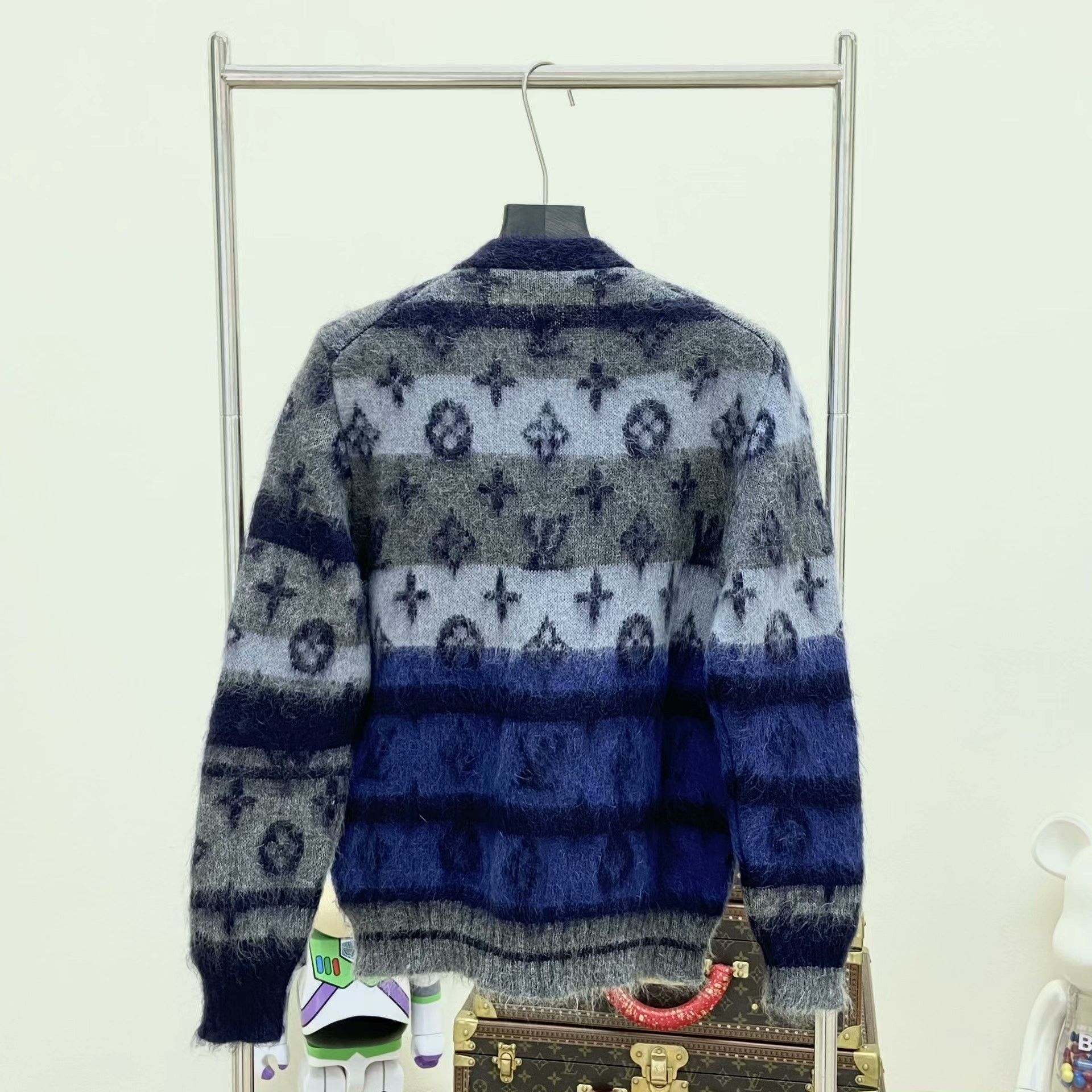 Louis Vuitton Louis Vuitton Sweater xs Men Size US XS / EU 42 / 0 - 3 Thumbnail