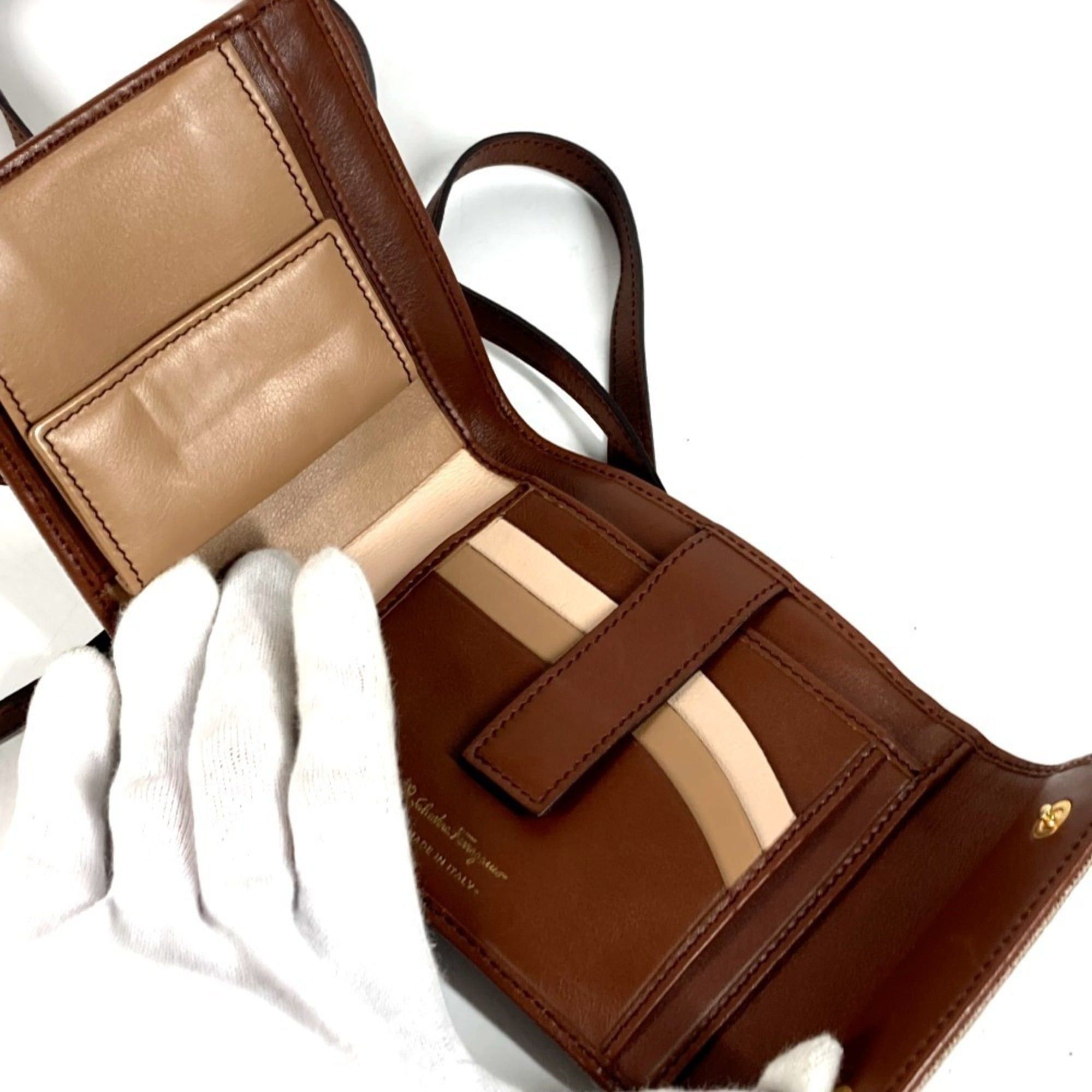 Salvatore Ferragamo Salvatore Ferragamo shoulder bag/shoulder wallet with Gancini logo, compact tri-fold wallet, leather, men's/women's, beige. Size ONE SIZE - 8 Thumbnail