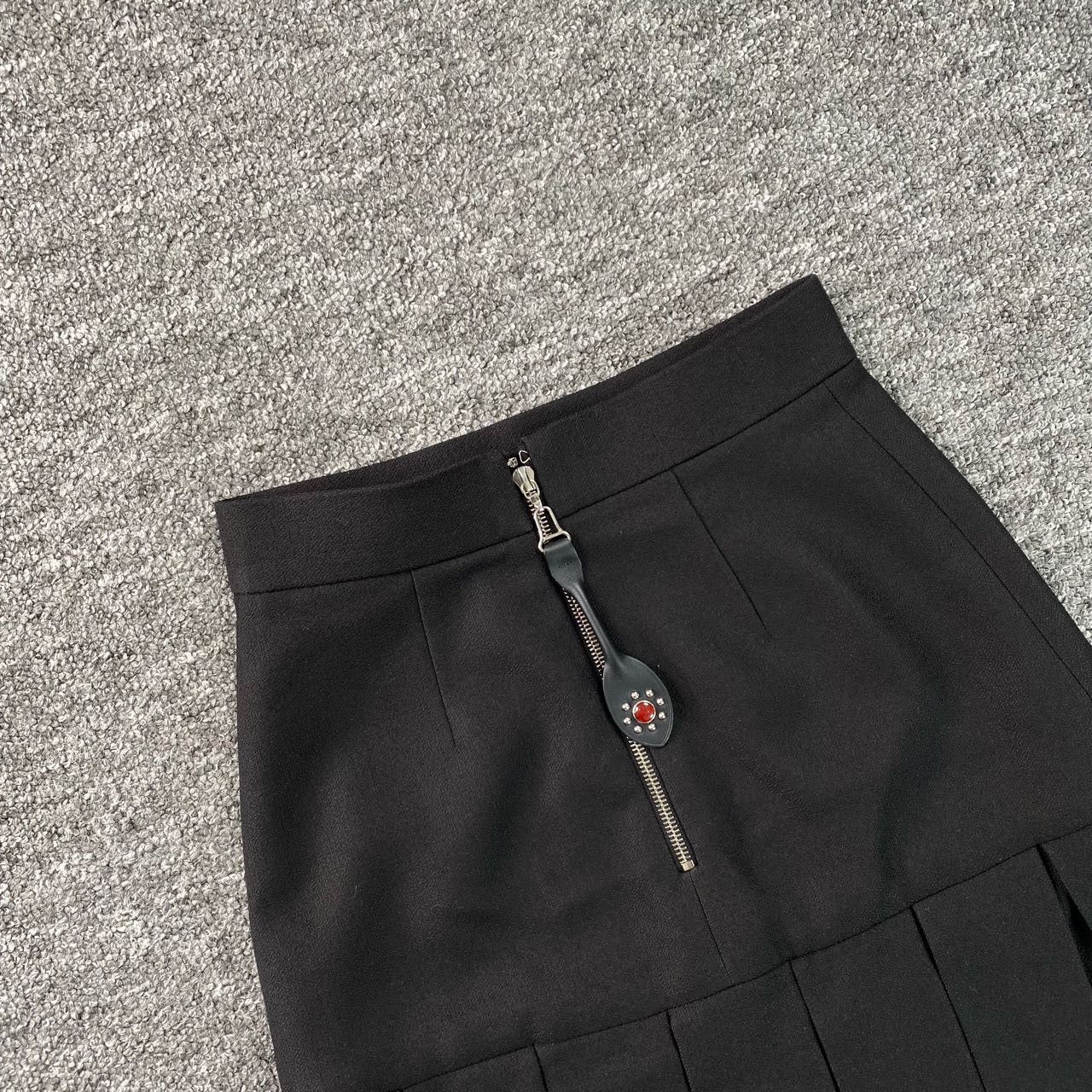 Louis Vuitton Louis Vuitton Wool Black Skirt 24 Women Size 24" / US 00 / IT 34 - 4 Thumbnail