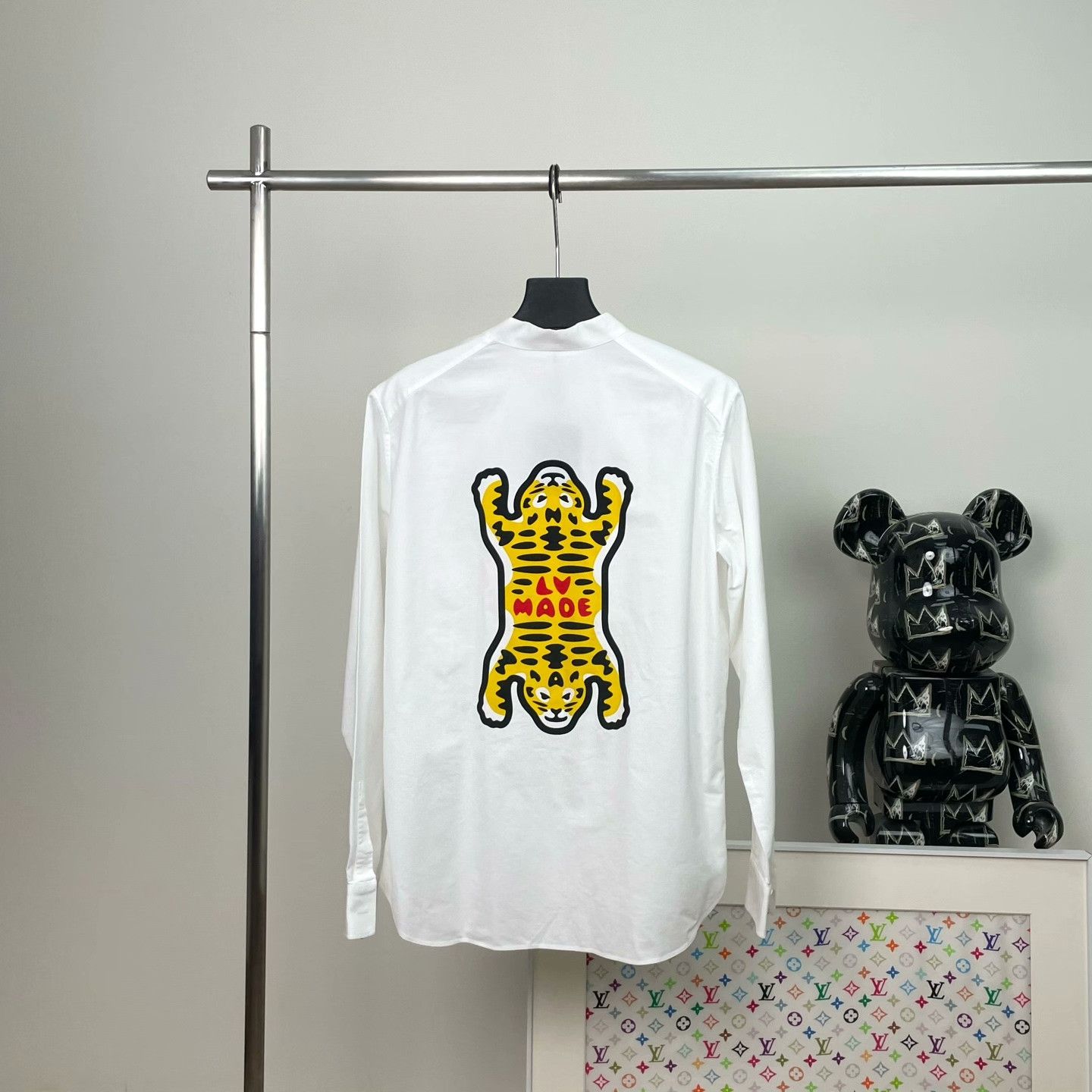 Louis Vuitton Louis Vuitton Tiger Printed Shirt l Men Size US L / EU 52-54 / 3 - 2 Thumbnail