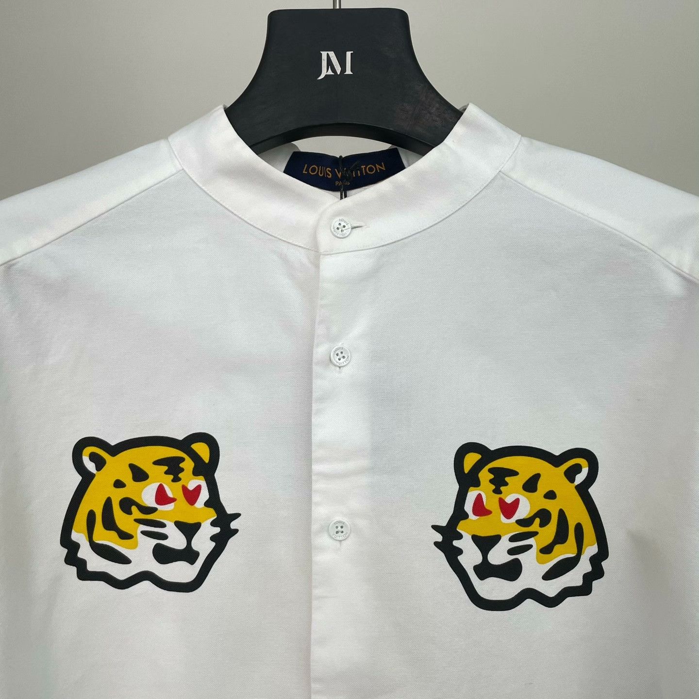 Louis Vuitton Louis Vuitton Tiger Printed Shirt l Men Size US L / EU 52-54 / 3 - 3 Thumbnail