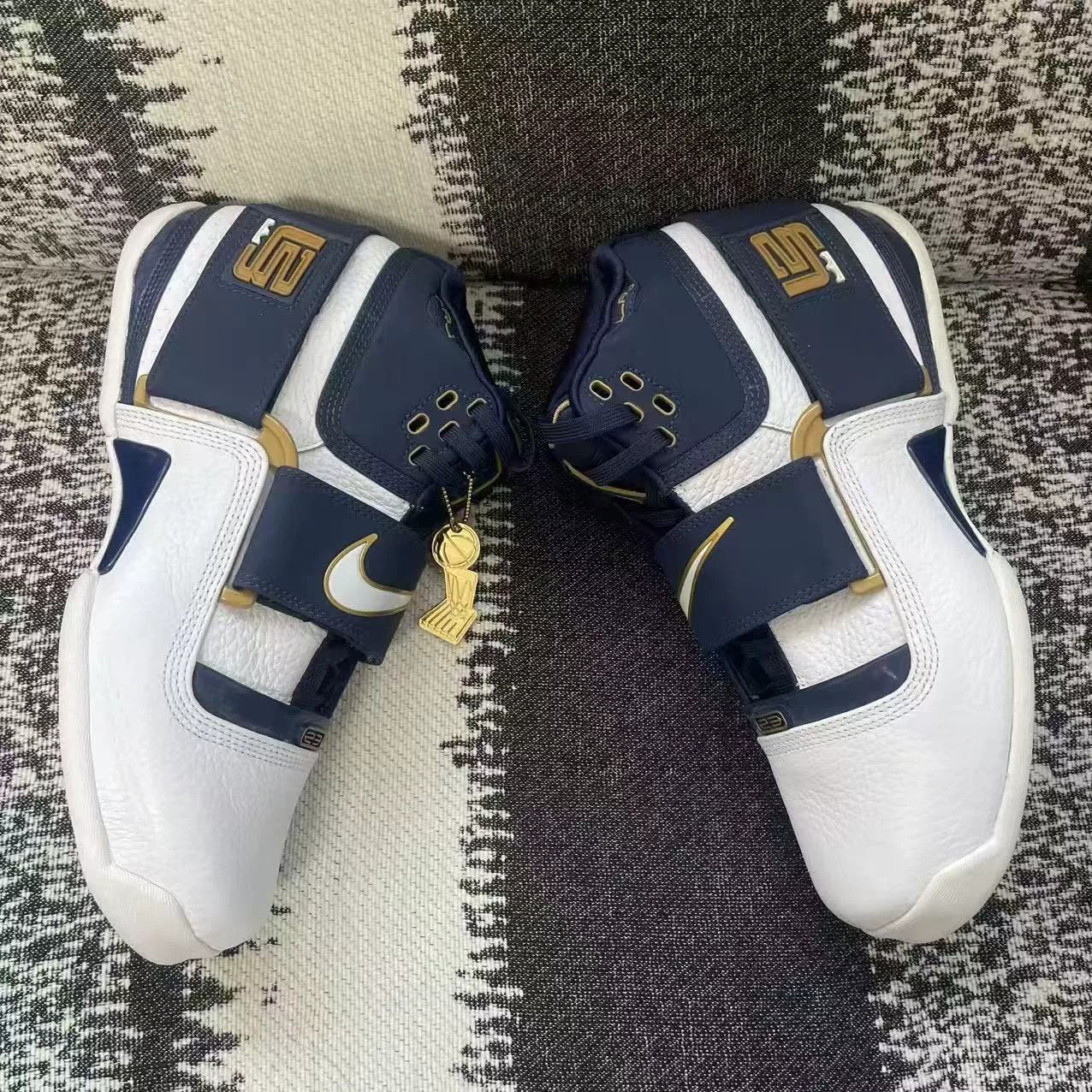 Nike Nike LEBRON Blue Lowtop Sneakers 9 Men Size US 9 / EU 42 - 5 Thumbnail