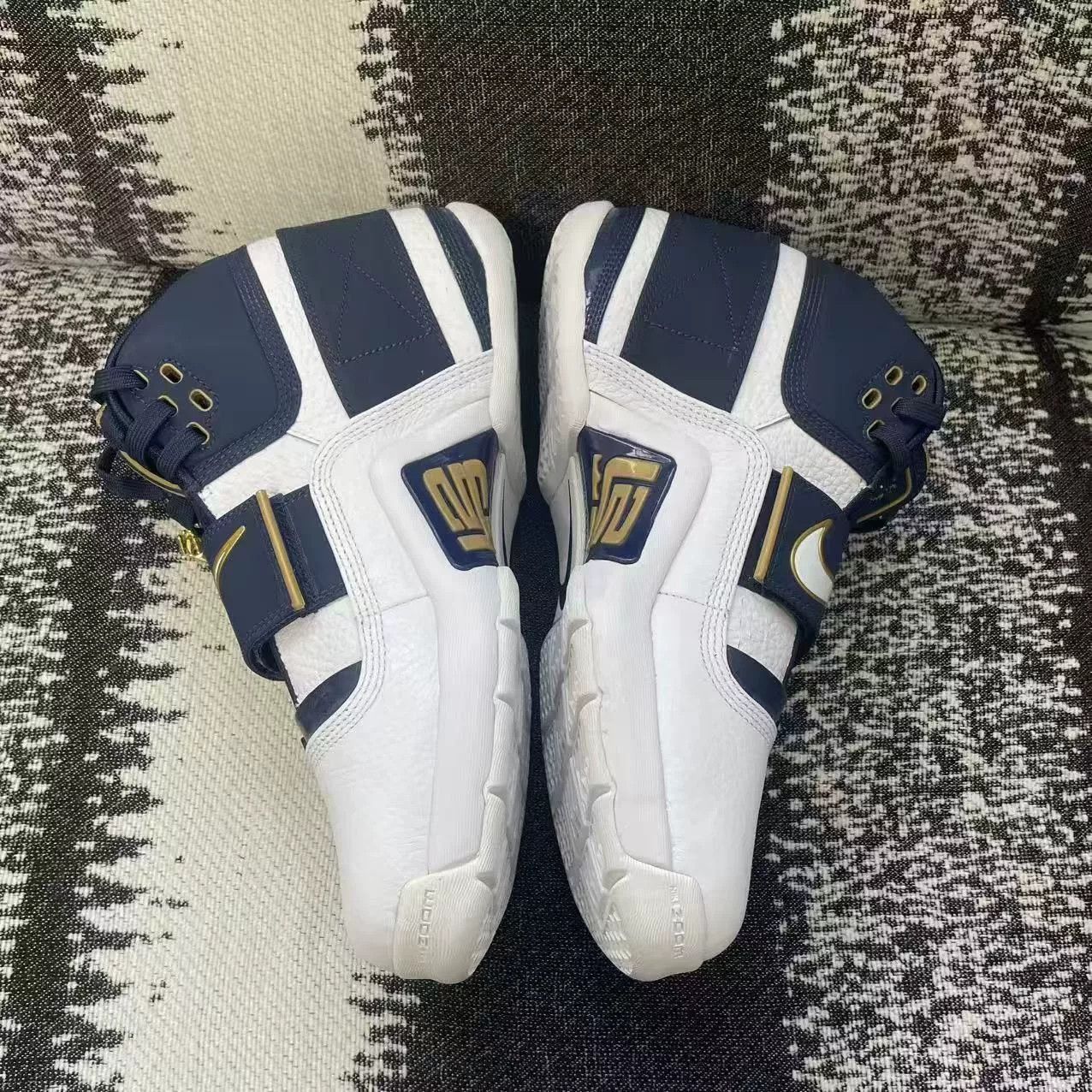 Nike Nike LEBRON Blue Lowtop Sneakers 9 Men Size US 9 / EU 42 - 4 Thumbnail