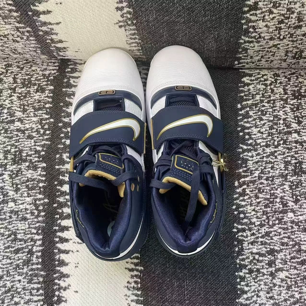 Nike Nike LEBRON Blue Lowtop Sneakers 9 Men Size US 9 / EU 42 - 7 Thumbnail