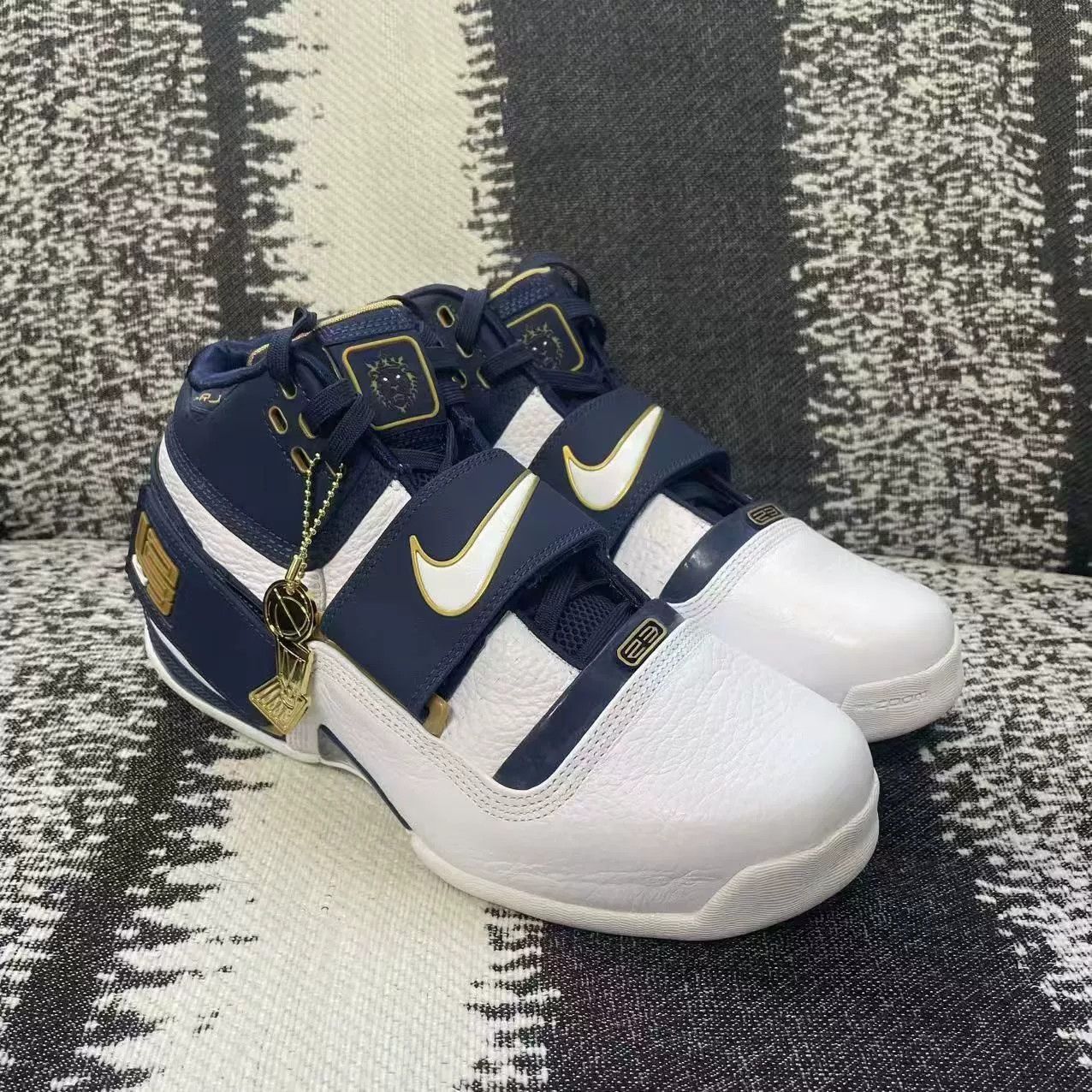 Nike Nike LEBRON Blue Lowtop Sneakers 9 Men Size US 9 / EU 42 - 3 Thumbnail
