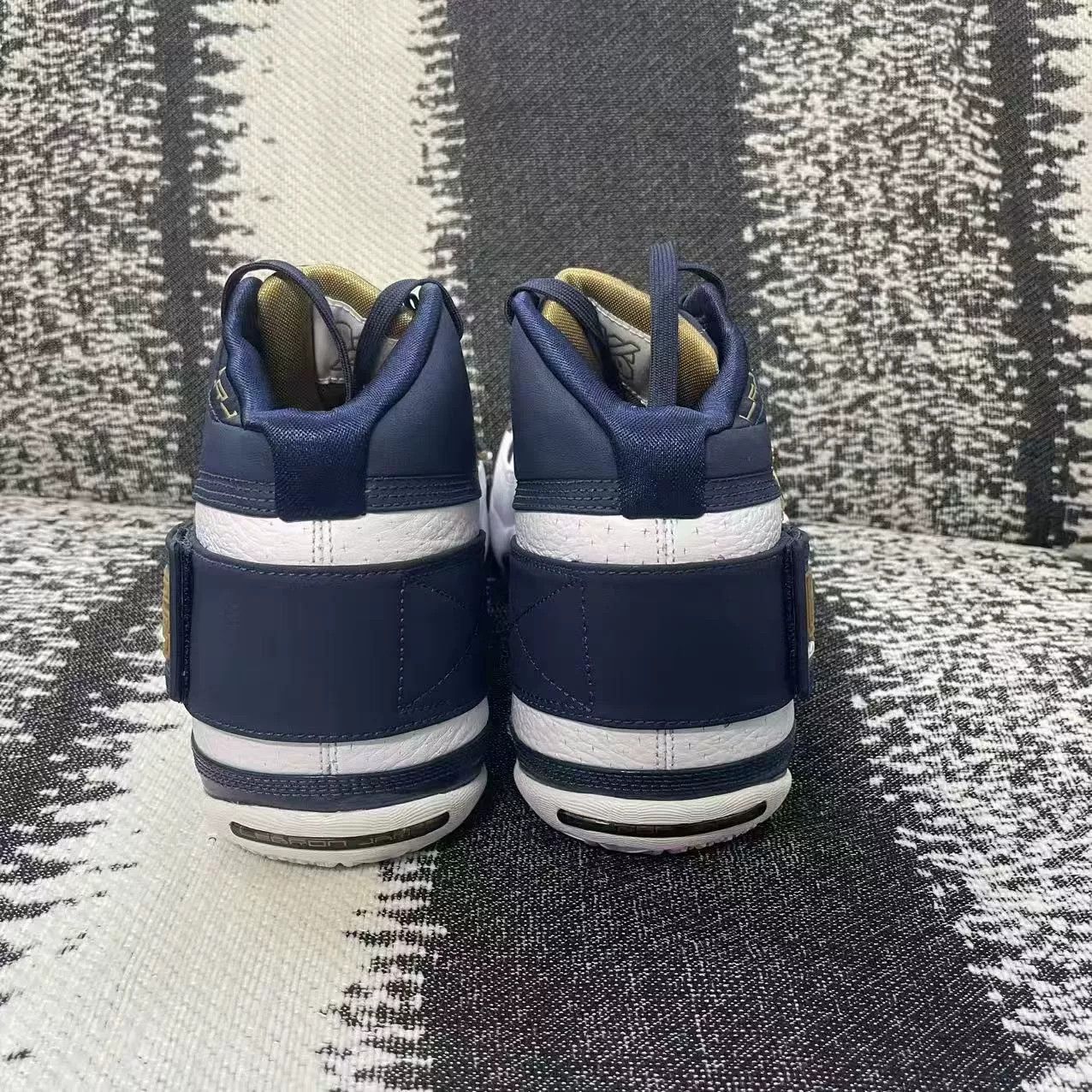 Nike Nike LEBRON Blue Lowtop Sneakers 9 Men Size US 9 / EU 42 - 6 Thumbnail