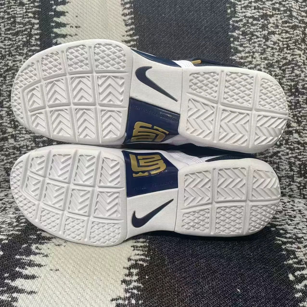Nike Nike LEBRON Blue Lowtop Sneakers 9 Men Size US 9 / EU 42 - 8 Thumbnail