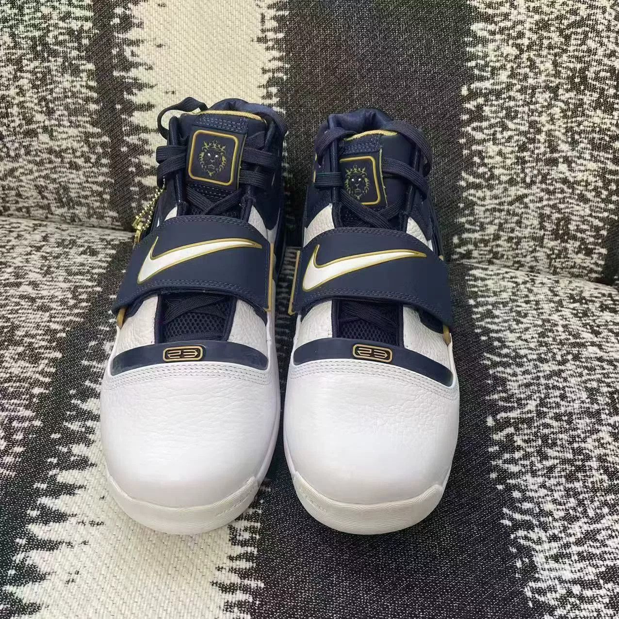 Nike Nike LEBRON Blue Lowtop Sneakers 9 Men Size US 9 / EU 42 - 2 Thumbnail