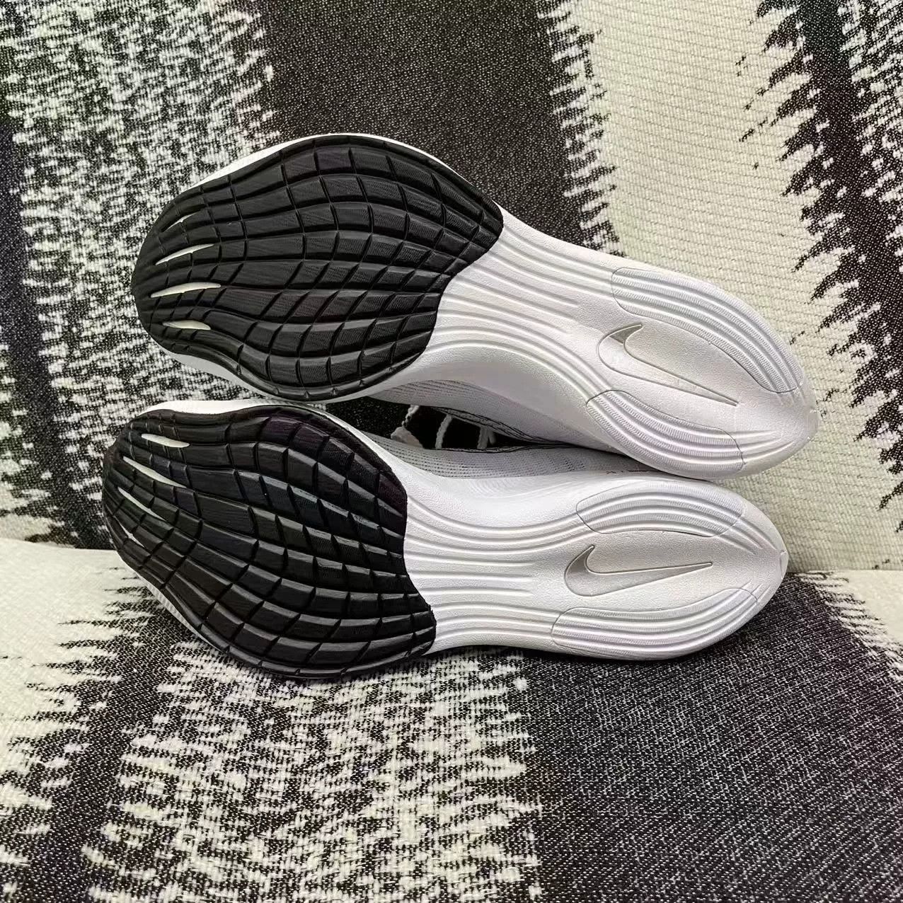 Nike Nike ZOOM White Lowtop Sneakers 5.5 Men Size US 5.5 / EU 38 - 8 Thumbnail