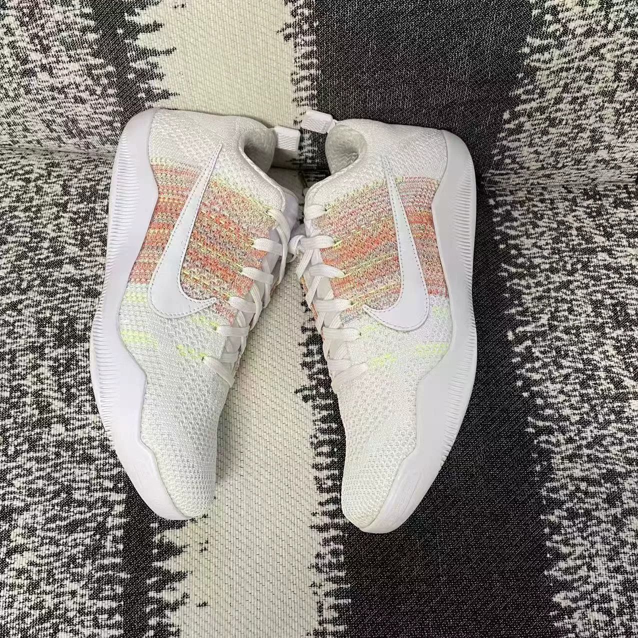 Nike Nike KOBE Rainbow Multi Lowtop Sneakers 9 Men Size US 9 / EU 42 - 4 Thumbnail