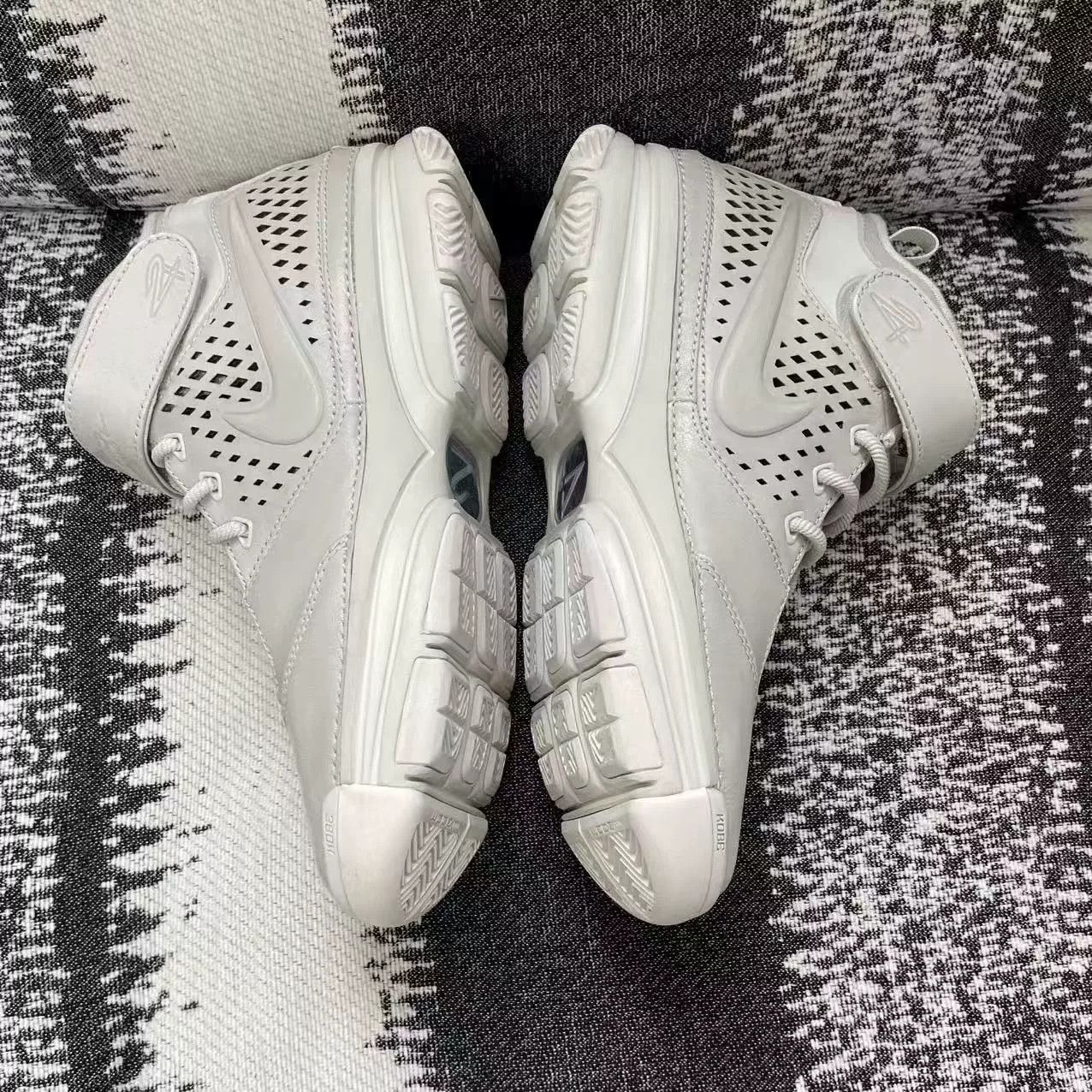 Nike Nike KOBE White Lowtop Sneakers 9 Men Size US 9 / EU 42 - 4 Thumbnail