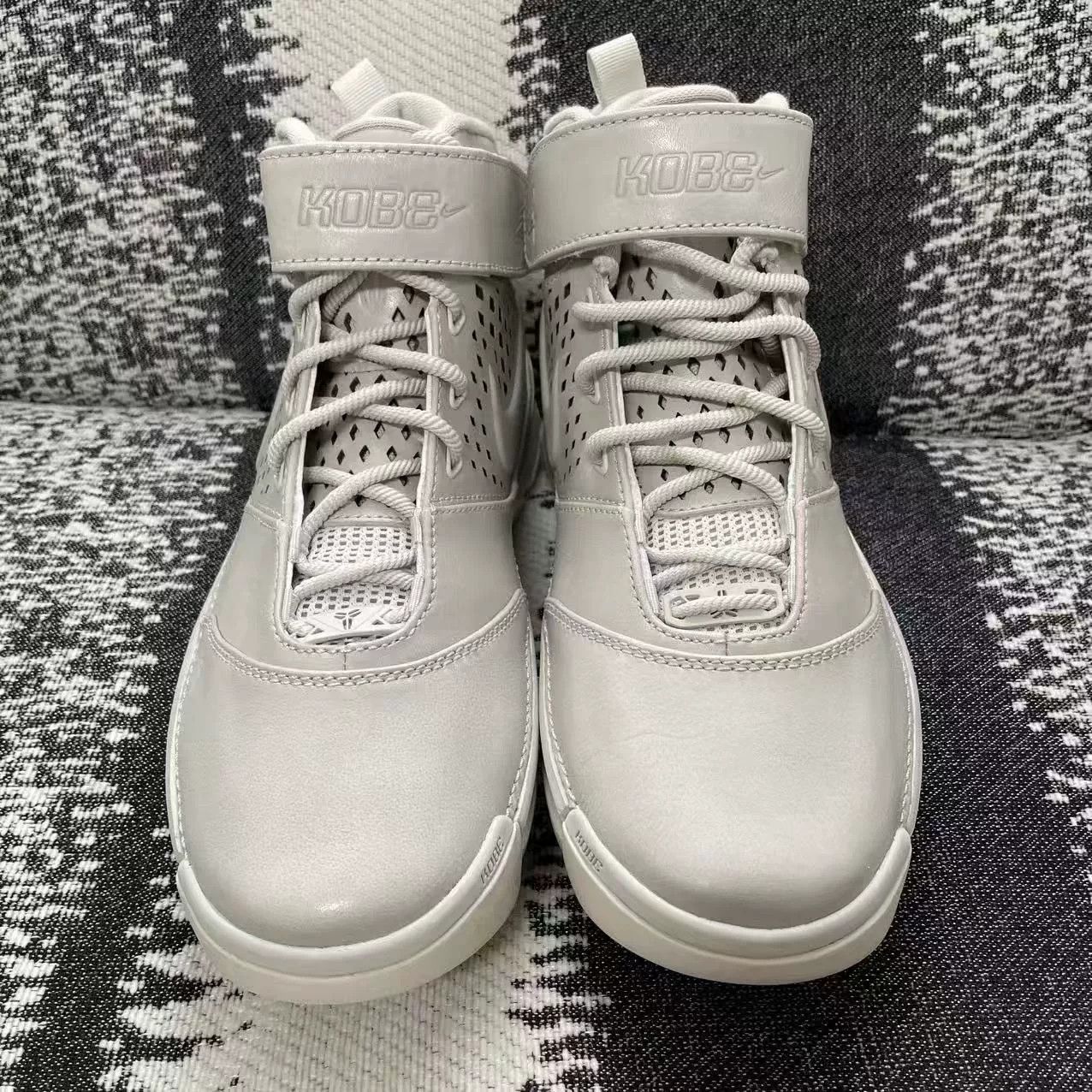Nike Nike KOBE White Lowtop Sneakers 9 Men Size US 9 / EU 42 - 2 Thumbnail