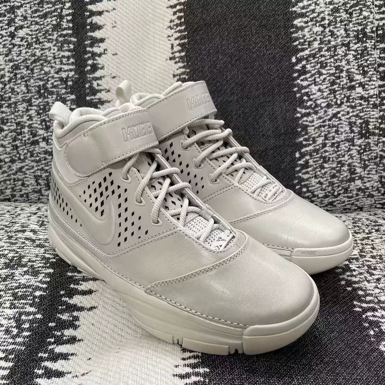 Nike Nike KOBE White Lowtop Sneakers 9 Men Size US 9 / EU 42 - 3 Thumbnail