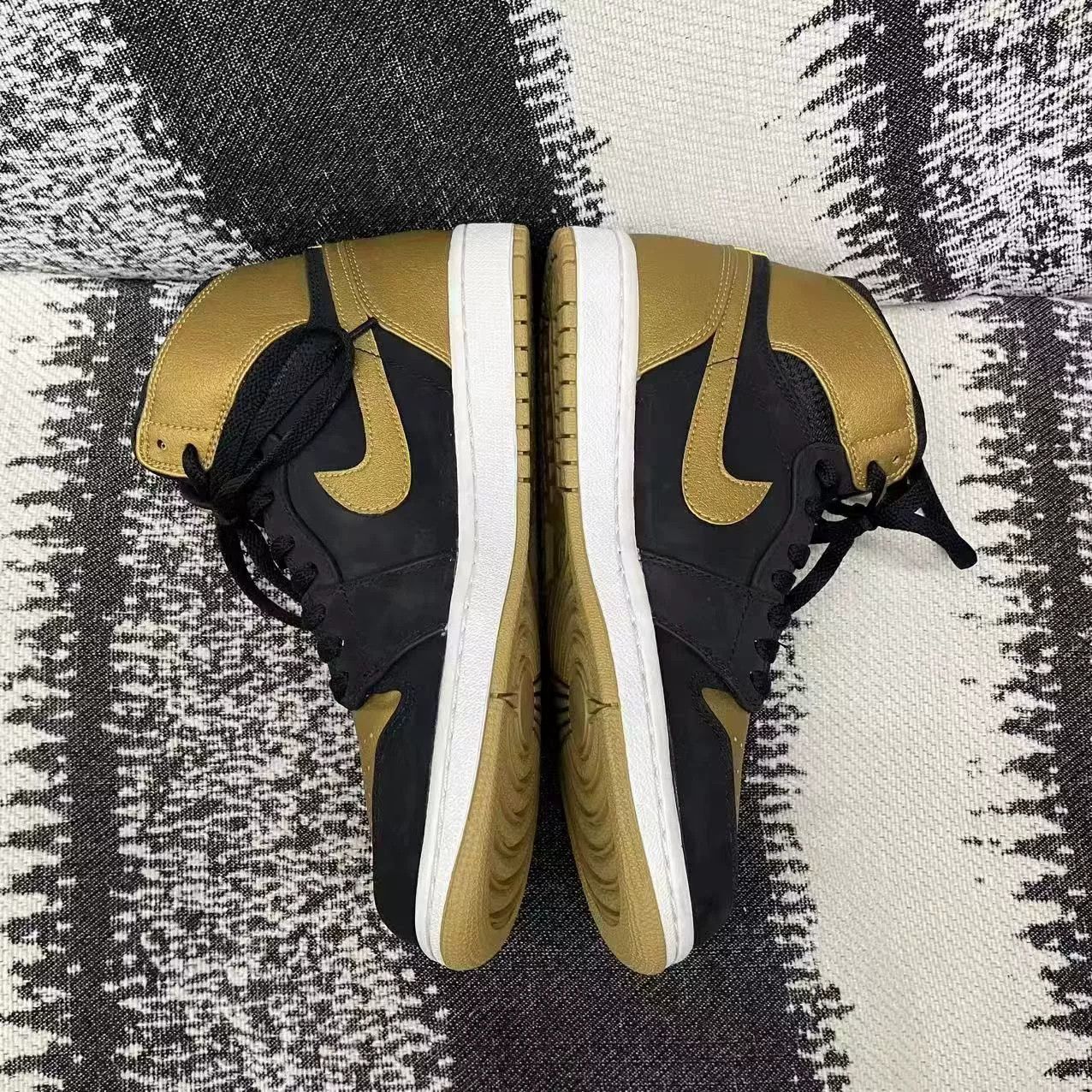 Jordan Brand Jordan Brand AIR JORDAN Yellow Lowtop Sneakers 9 Men Size US 9 / EU 42 - 4 Thumbnail