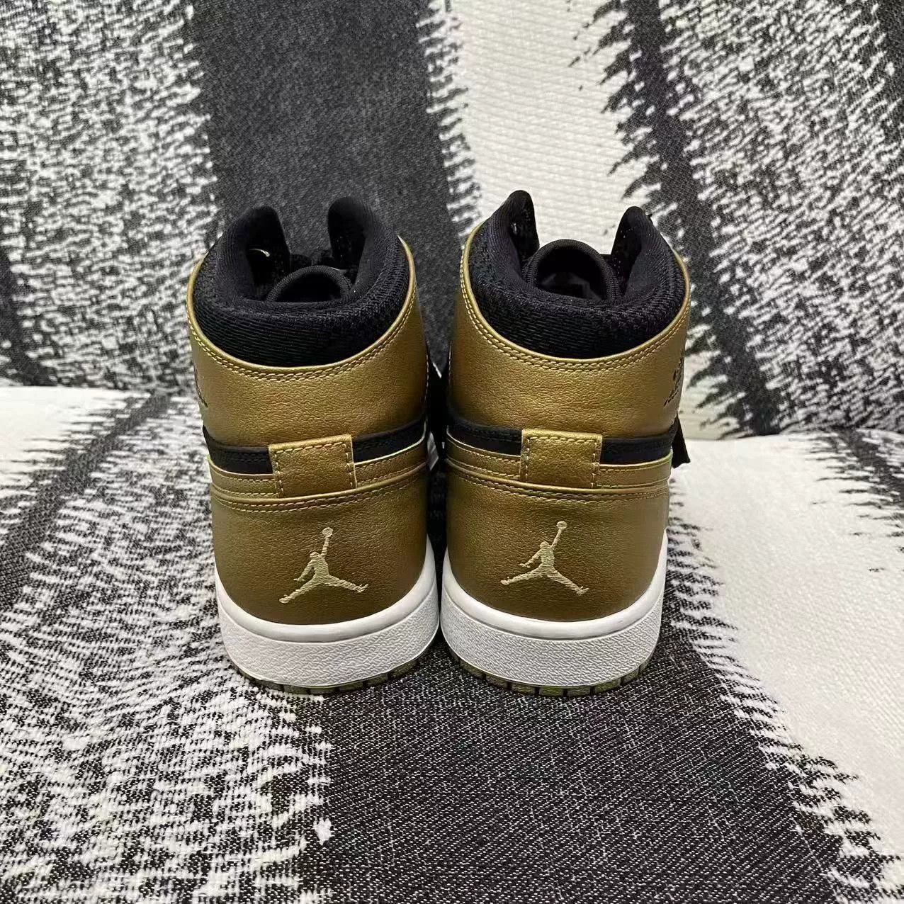 Jordan Brand Jordan Brand AIR JORDAN Yellow Lowtop Sneakers 9 Men Size US 9 / EU 42 - 6 Thumbnail