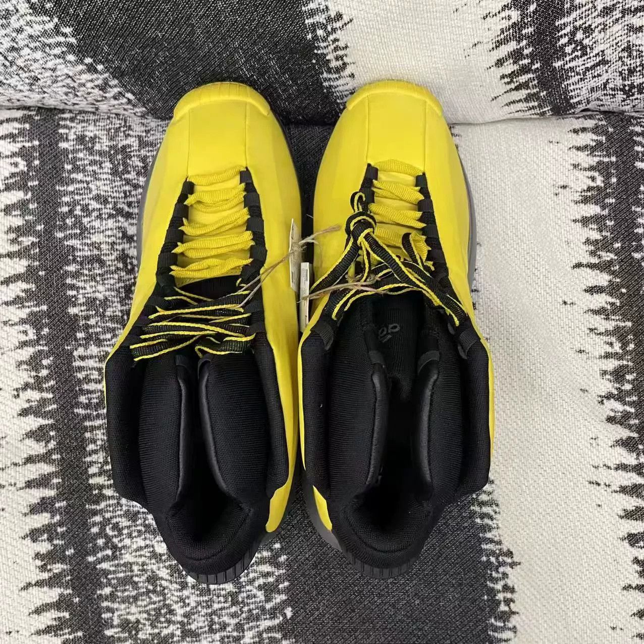 Adidas Adidas KOBE Yellow Lowtop Sneakers 9.5 Men Size US 9.5 / EU 42-43 - 7 Thumbnail