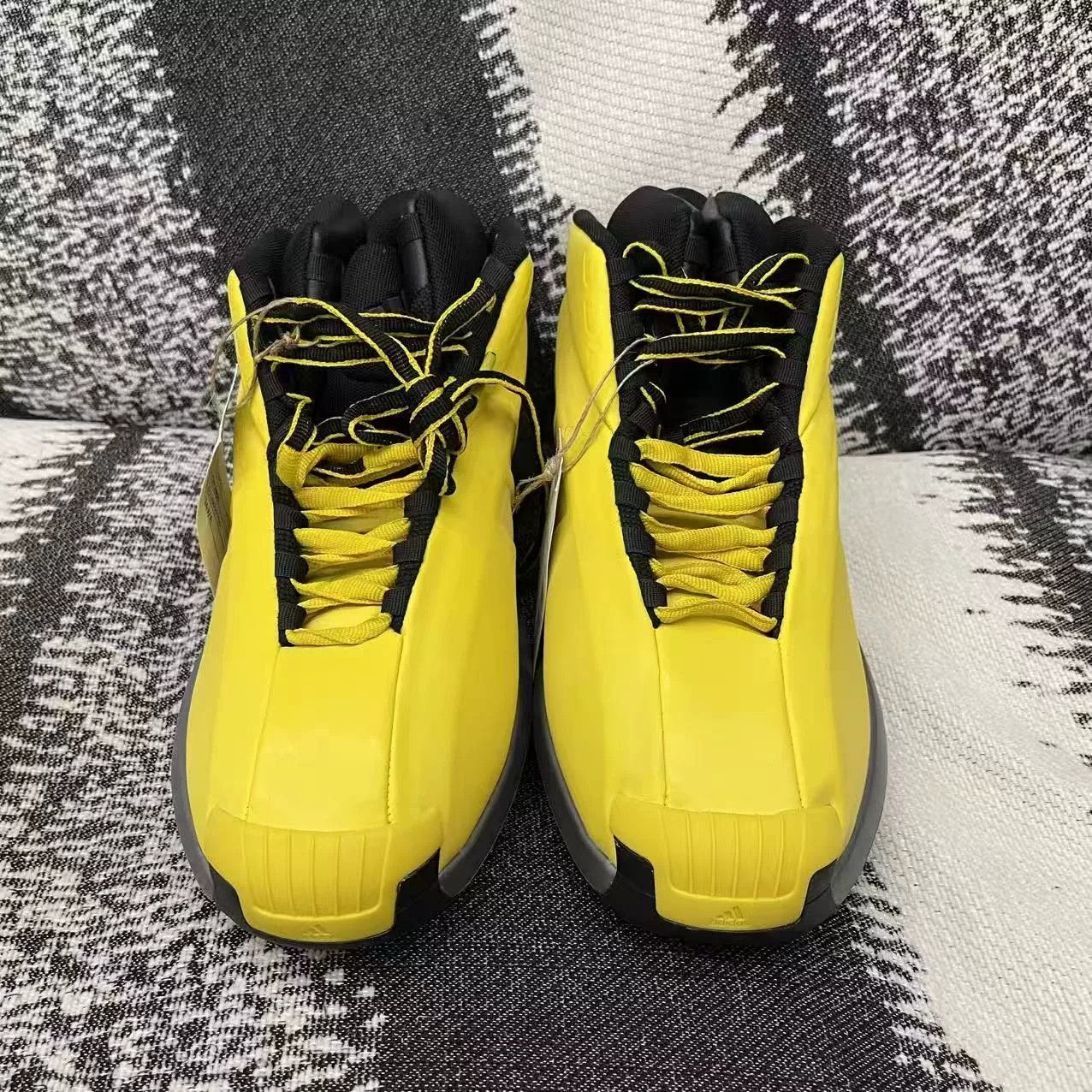 Adidas Adidas KOBE Yellow Lowtop Sneakers 9.5 Men Size US 9.5 / EU 42-43 - 2 Thumbnail