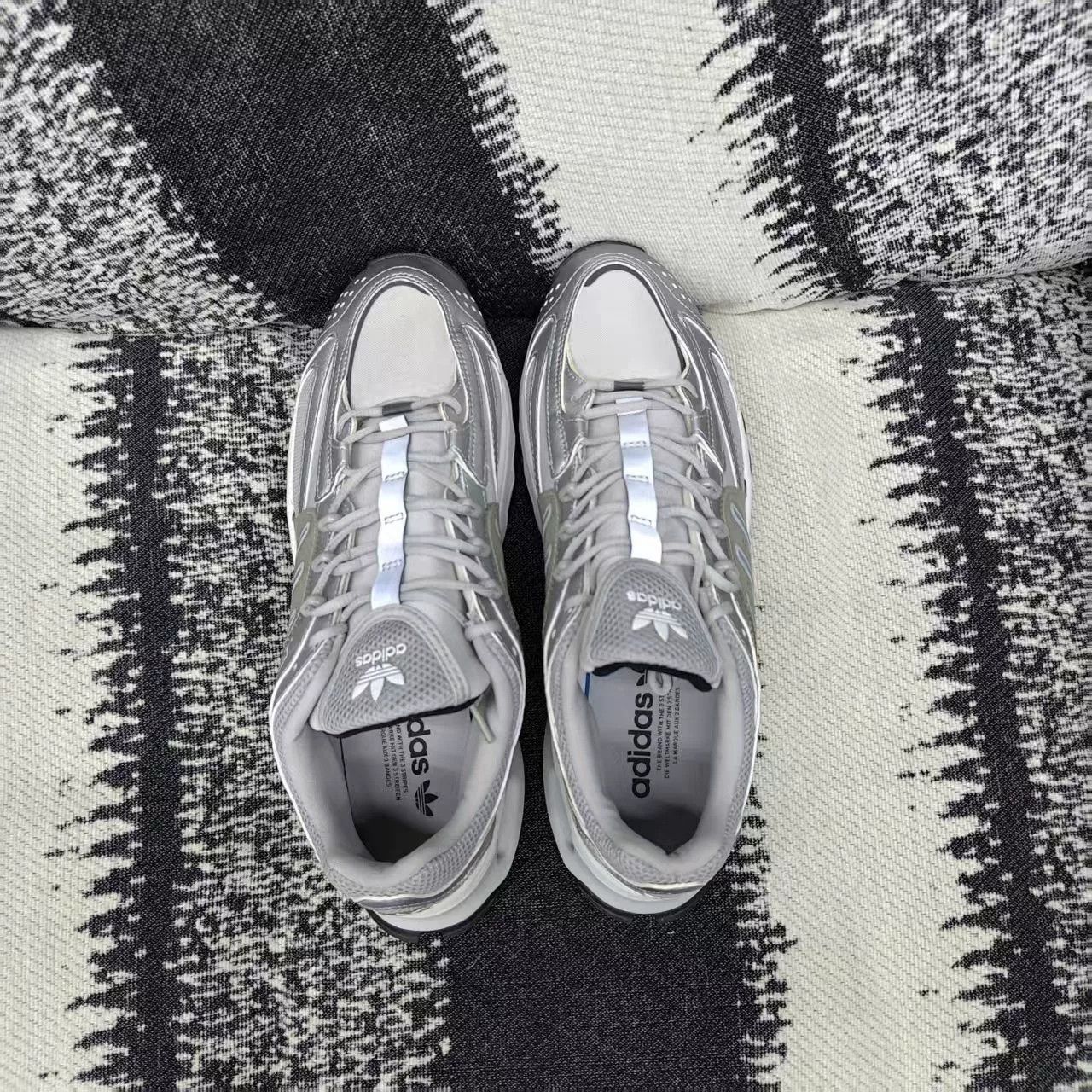 Adidas Adidas Silver Lowtop Sneakers 10 Men Size US 10 / EU 43 - 7 Thumbnail