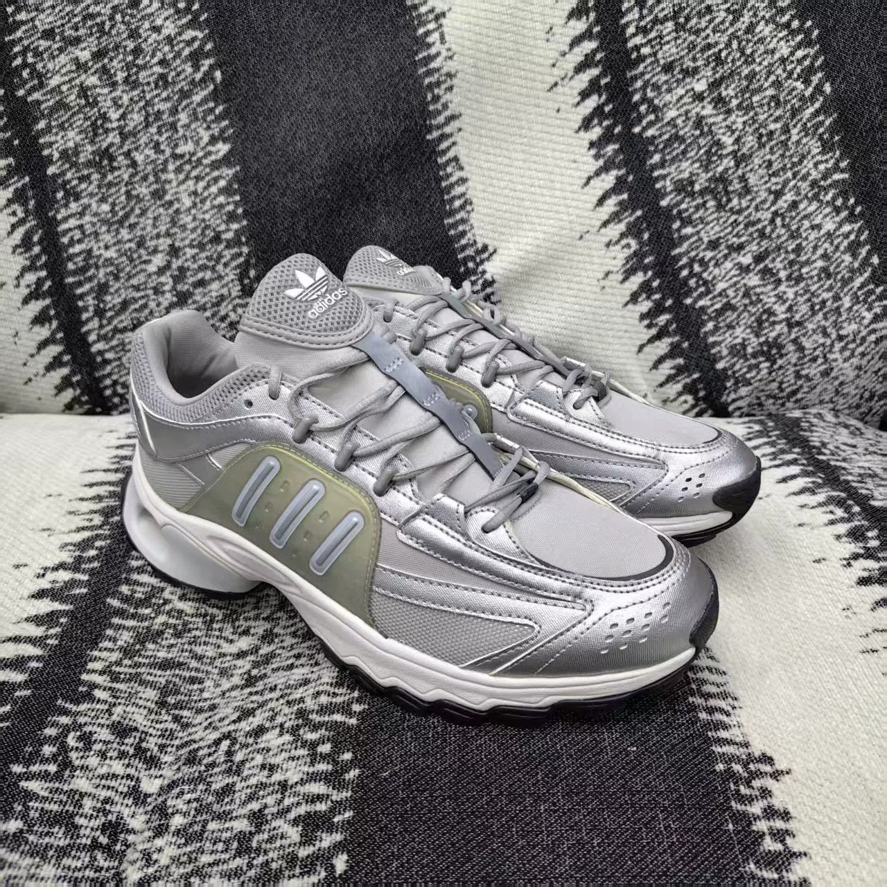 Adidas Adidas Silver Lowtop Sneakers 10 Men Size US 10 / EU 43 - 3 Thumbnail