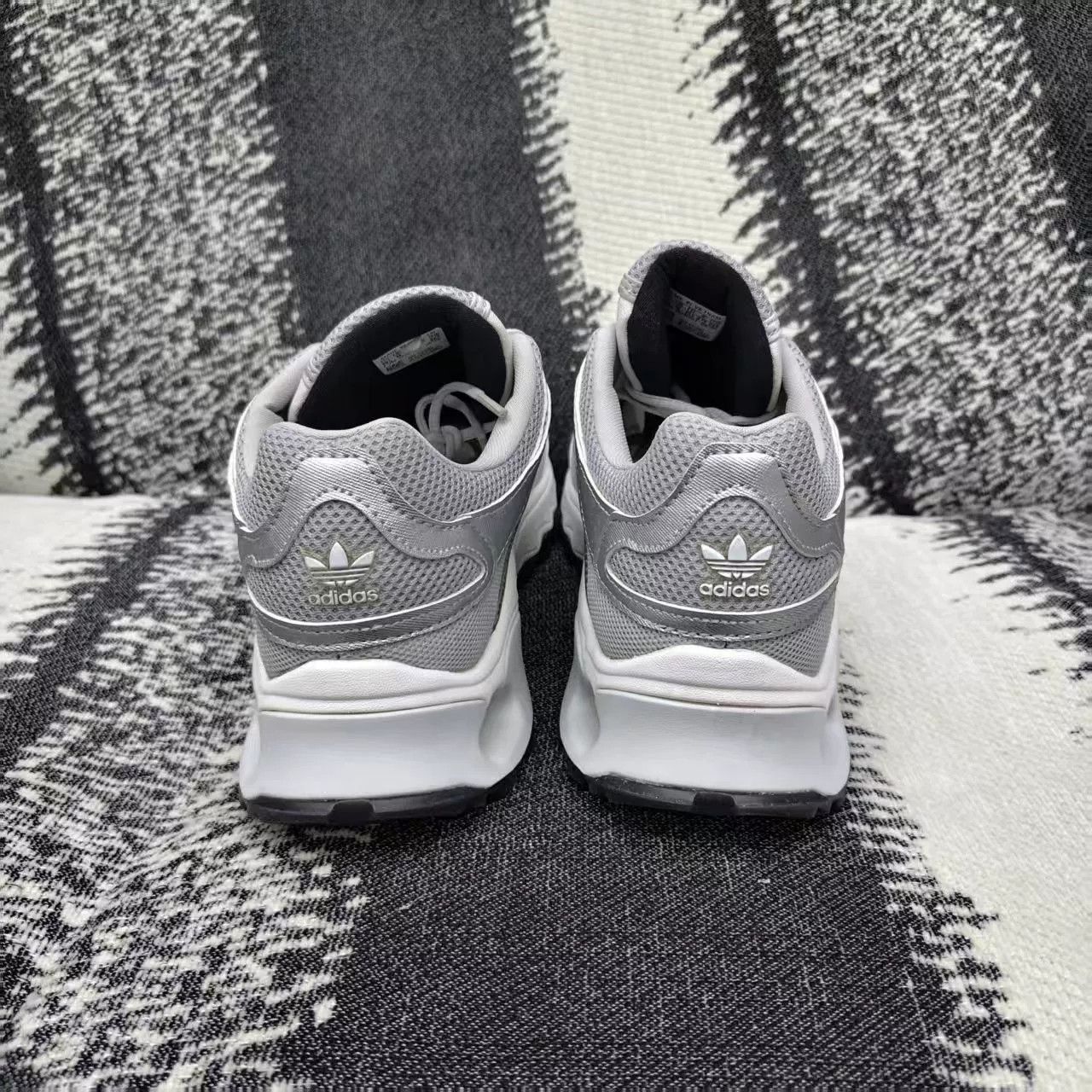 Adidas Adidas Silver Lowtop Sneakers 10 Men Size US 10 / EU 43 - 6 Thumbnail