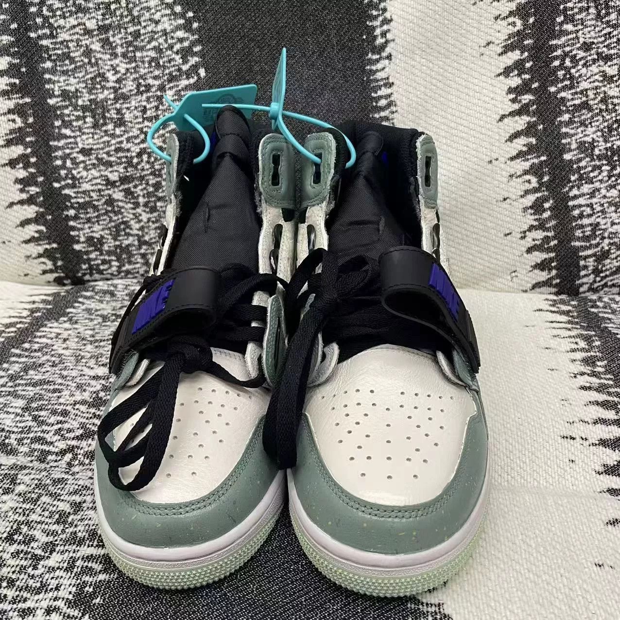 Jordan Brand Jordan Brand AIR JORDAN Black Lowtop Sneakers 9.5 Men Size US 9.5 / EU 42-43 - 2 Thumbnail