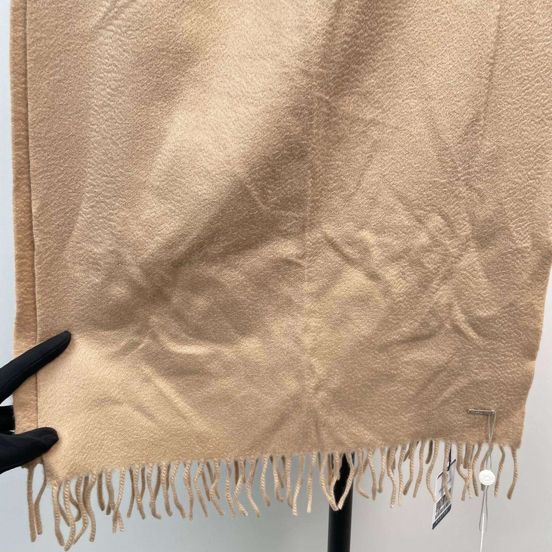 Loro Piana Loro Piana Khaki Tassel Badge Scarf Size ONE SIZE - 5 Thumbnail