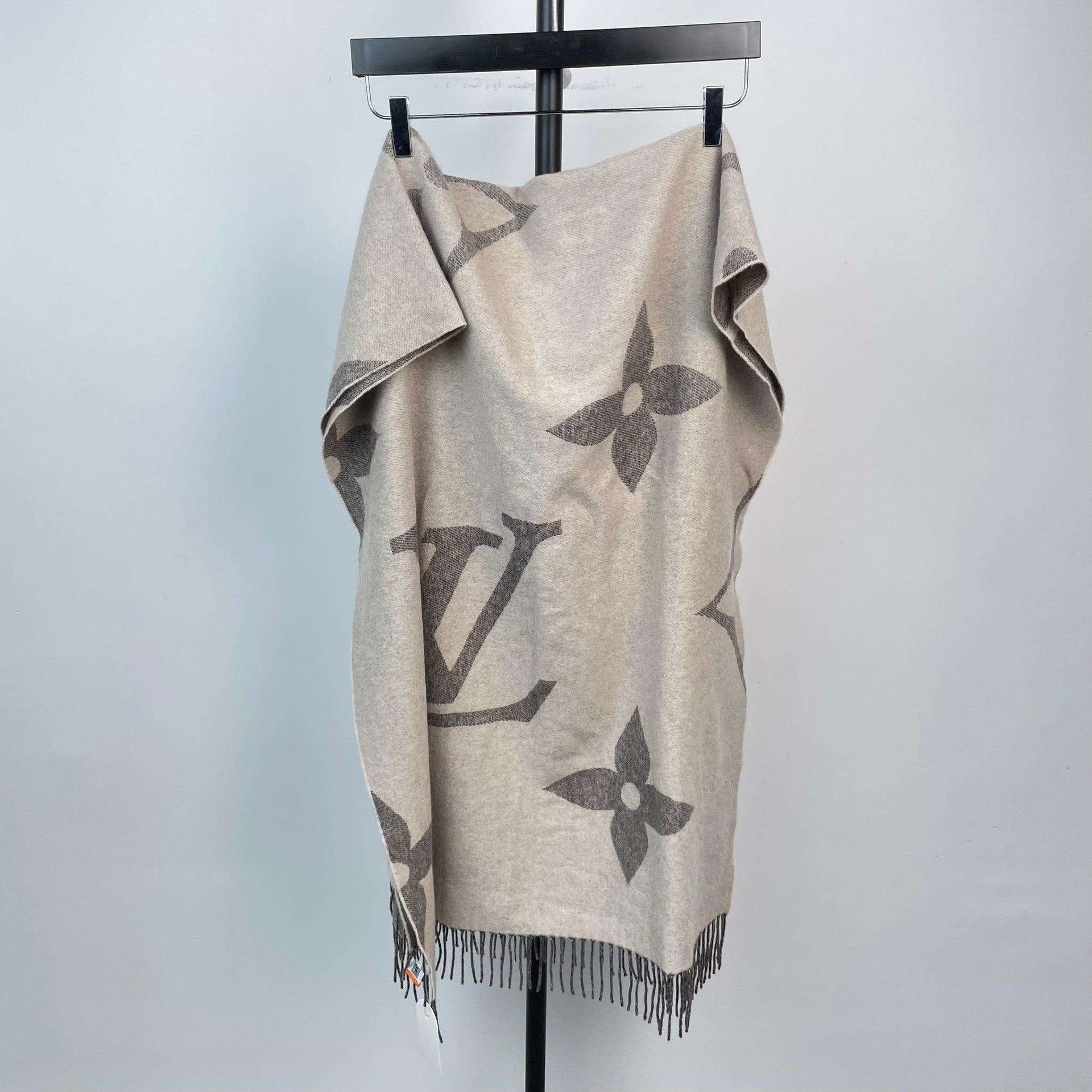 Louis Vuitton Louis Vuitton Gray Monogram Cashmere Scarf Size ONE SIZE - 7 Thumbnail