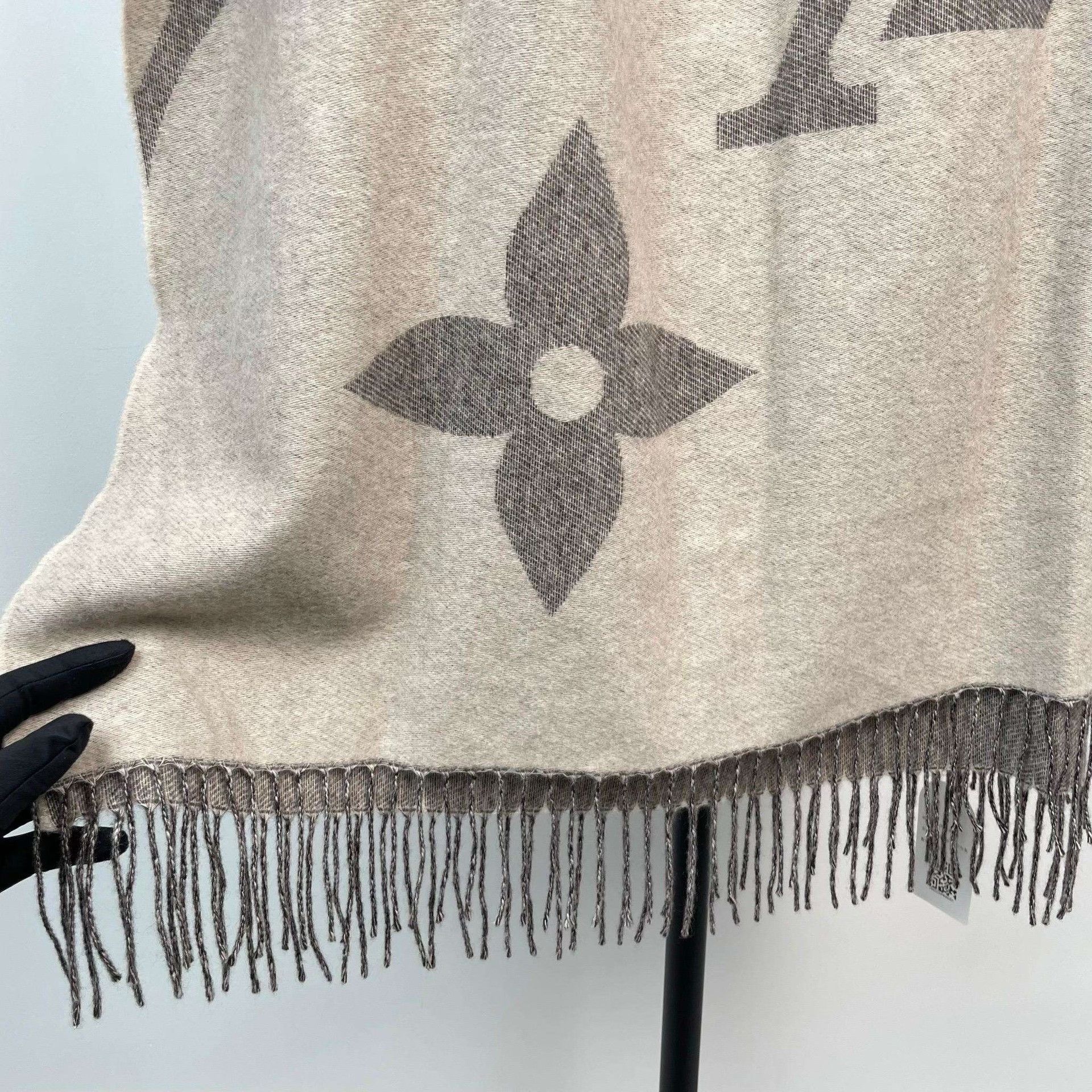 Louis Vuitton Louis Vuitton Gray Monogram Cashmere Scarf Size ONE SIZE - 4 Thumbnail