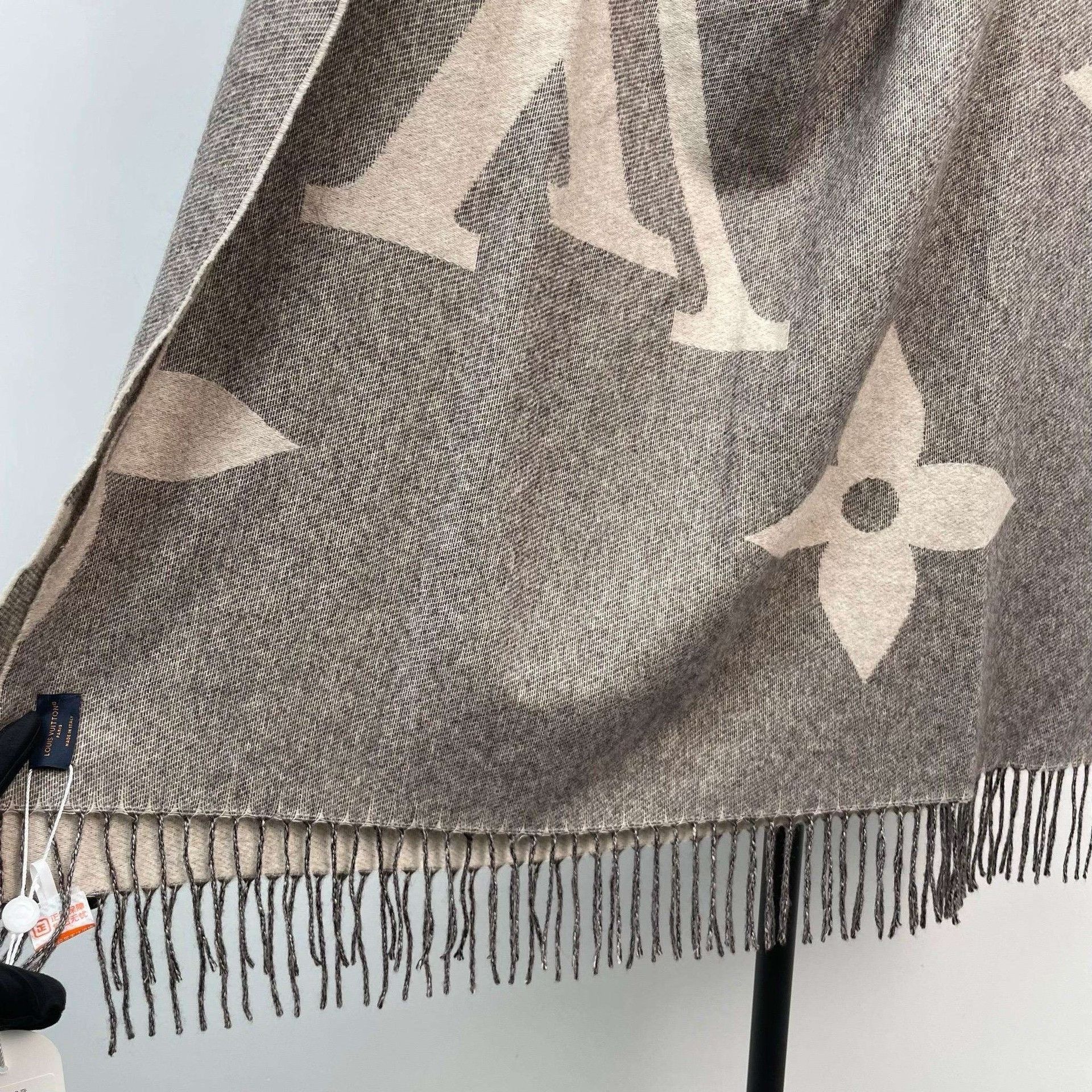 Louis Vuitton Louis Vuitton Gray Monogram Cashmere Scarf Size ONE SIZE - 5 Thumbnail