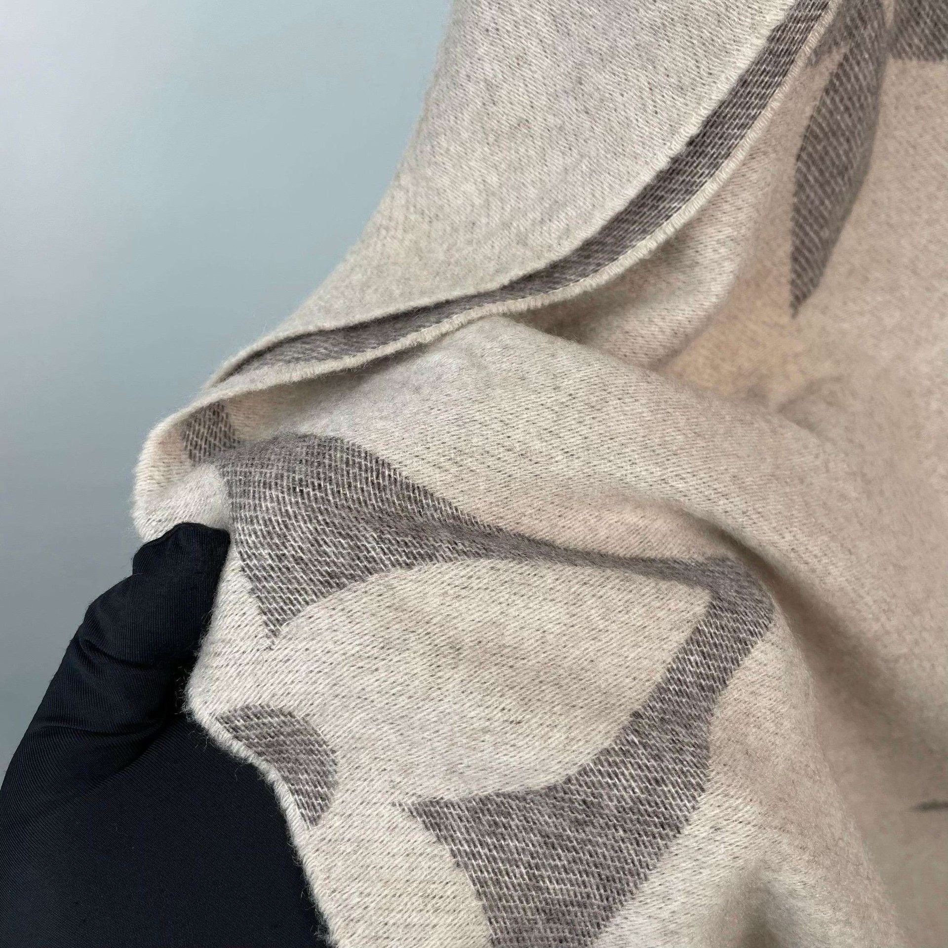Louis Vuitton Louis Vuitton Gray Monogram Cashmere Scarf Size ONE SIZE - 3 Thumbnail