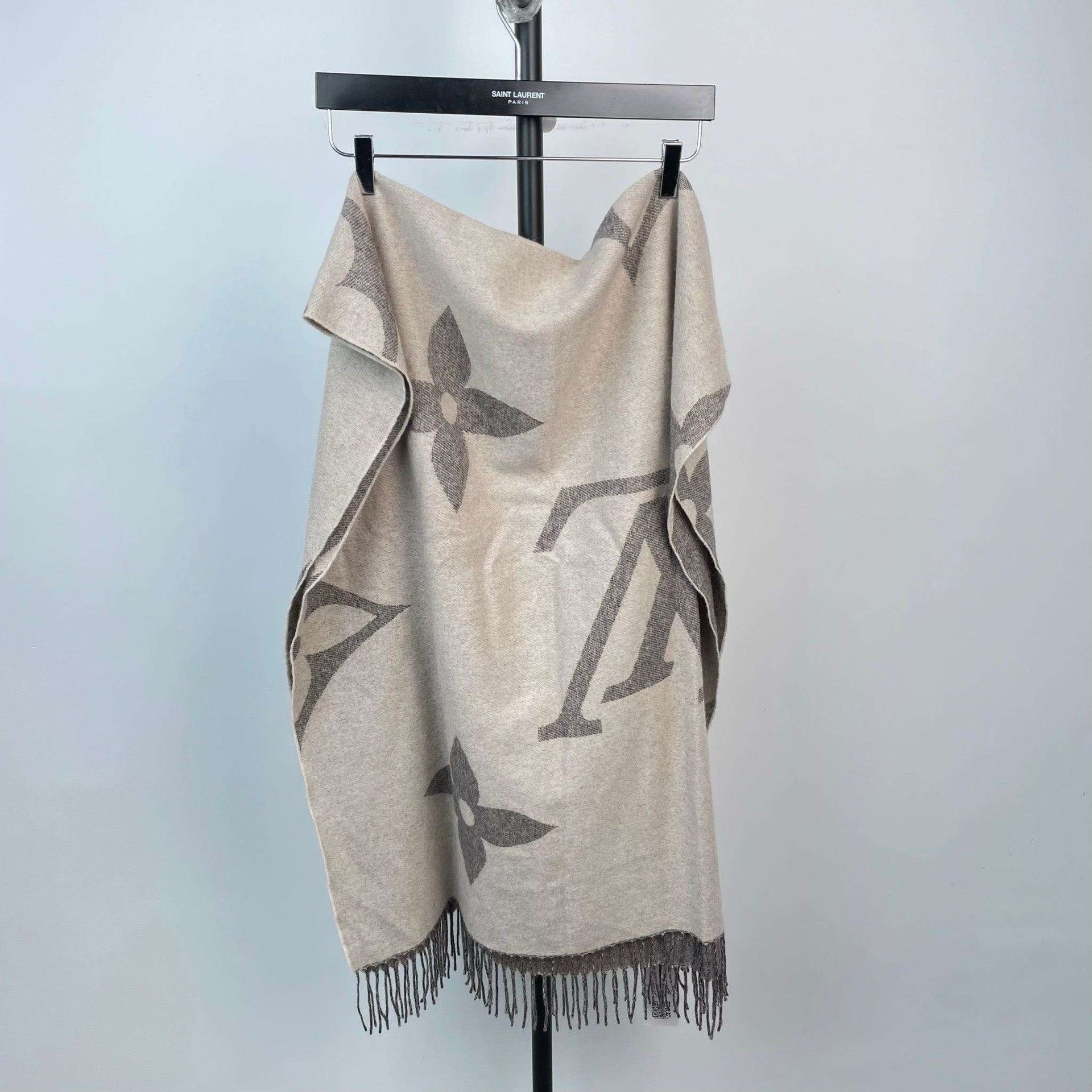 Louis Vuitton Louis Vuitton Gray Monogram Cashmere Scarf Size ONE SIZE - 2 Thumbnail
