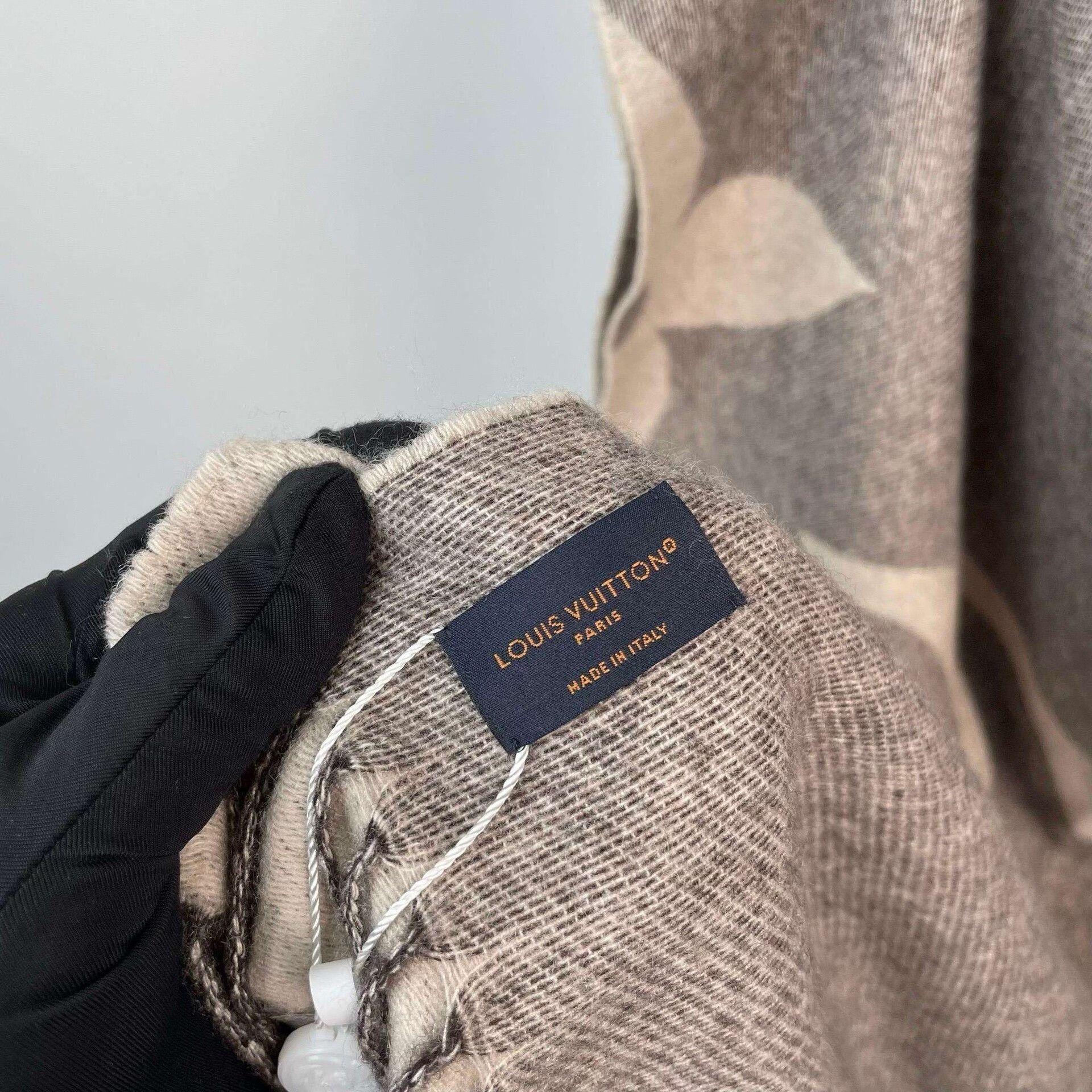 Louis Vuitton Louis Vuitton Gray Monogram Cashmere Scarf Size ONE SIZE - 8 Thumbnail