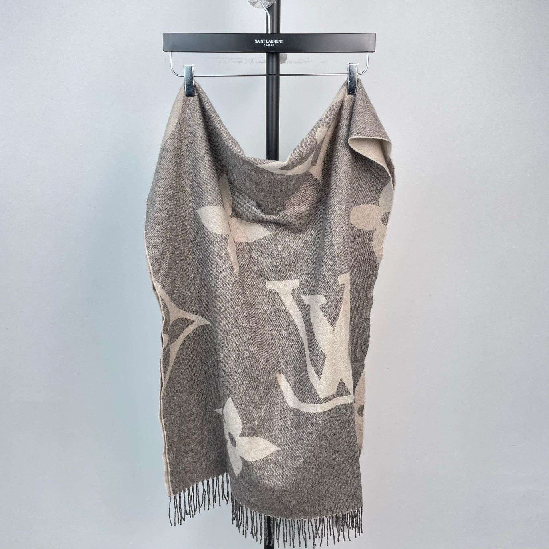 Louis Vuitton Louis Vuitton Gray Monogram Cashmere Scarf Size ONE SIZE - 6 Thumbnail