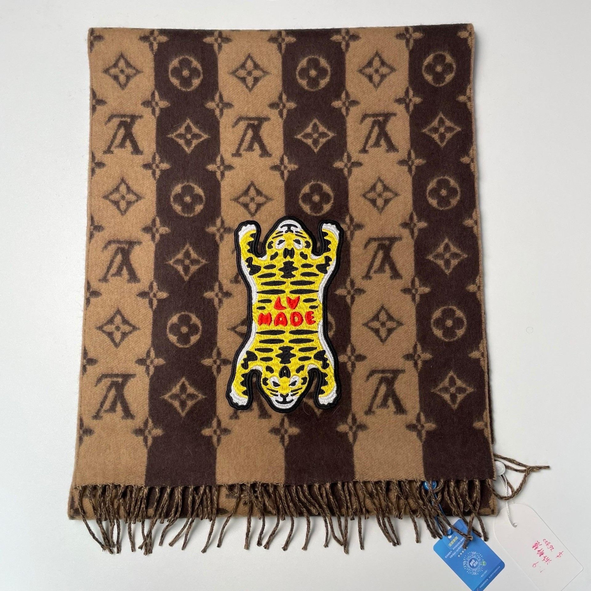 Louis Vuitton Louis Vuitton Nigo Heart Logo Scarf Size ONE SIZE - 9 Thumbnail