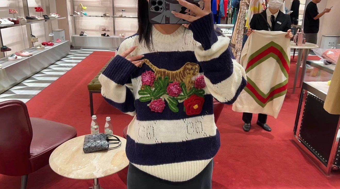 Gucci Gucci Striped Pullover w/ Tiger Roses Size US M / EU 48-50 / 2 - 6 Thumbnail