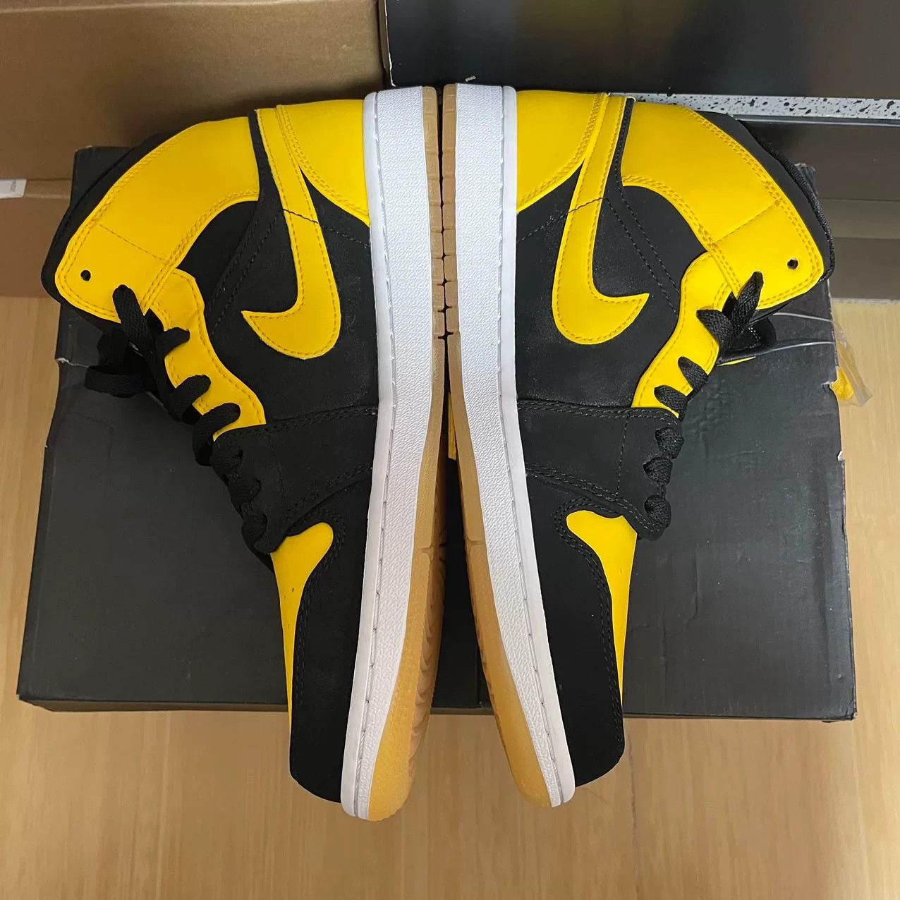 Jordan Brand Jordan Brand AIR JORDAN Yellow Lowtop Sneakers 10 Men Size US 10 / EU 43 - 4 Thumbnail