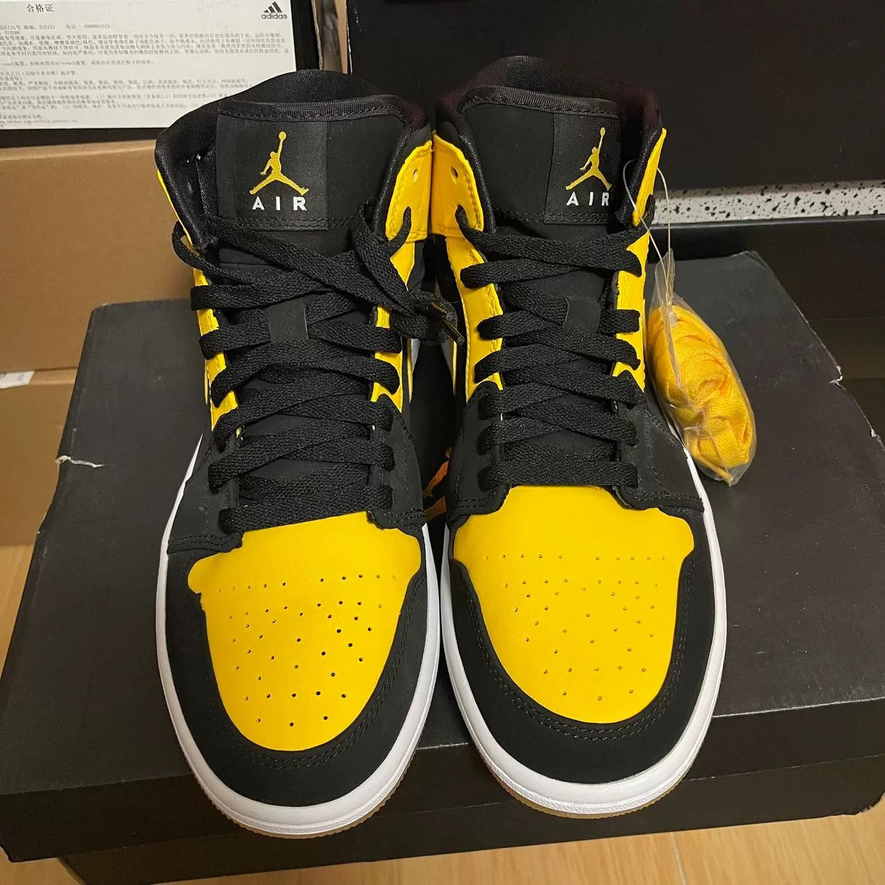 Jordan Brand Jordan Brand AIR JORDAN Yellow Lowtop Sneakers 10 Men Size US 10 / EU 43 - 2 Thumbnail