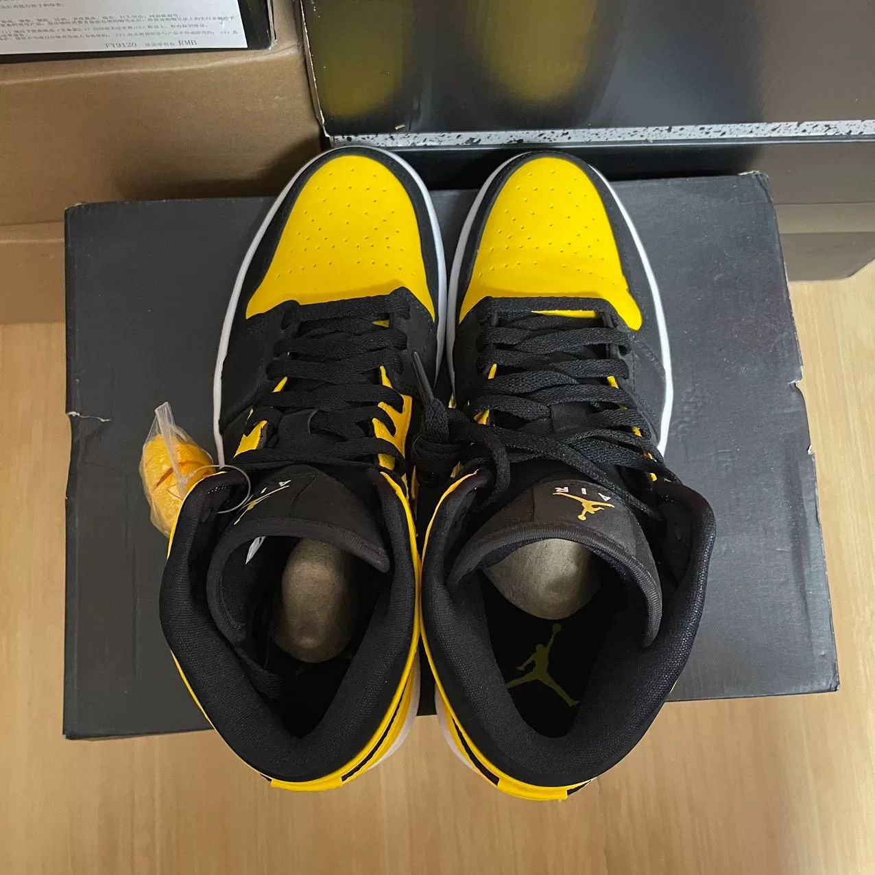 Jordan Brand Jordan Brand AIR JORDAN Yellow Lowtop Sneakers 10 Men Size US 10 / EU 43 - 7 Thumbnail