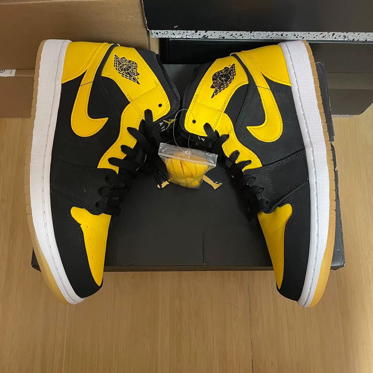 Jordan Brand Jordan Brand AIR JORDAN Yellow Lowtop Sneakers 10 Men Size US 10 / EU 43 - 5 Thumbnail