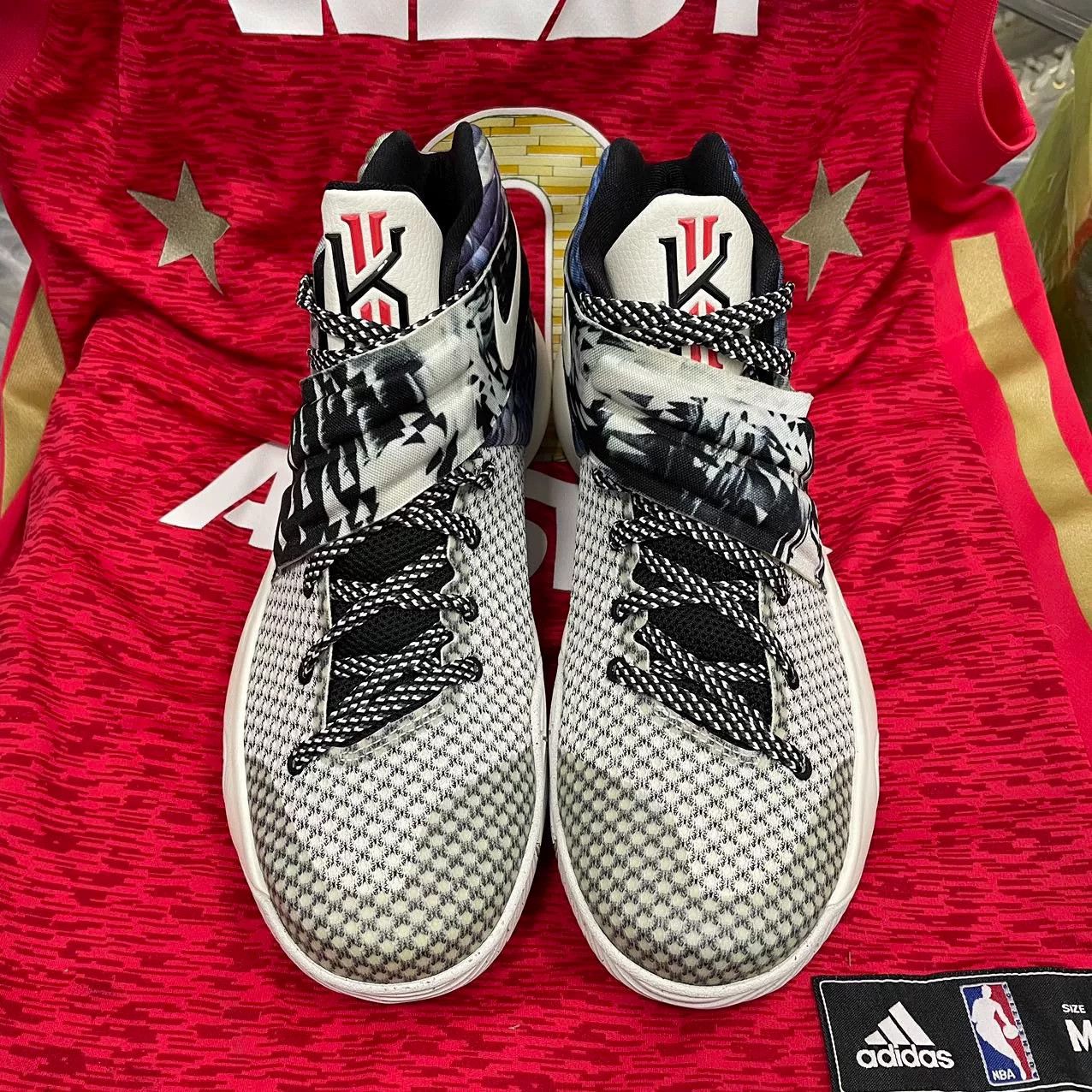 Nike Nike KYRIE Gray Lowtop Sneakers 9 Men Size US 9 / EU 42 - 2 Thumbnail