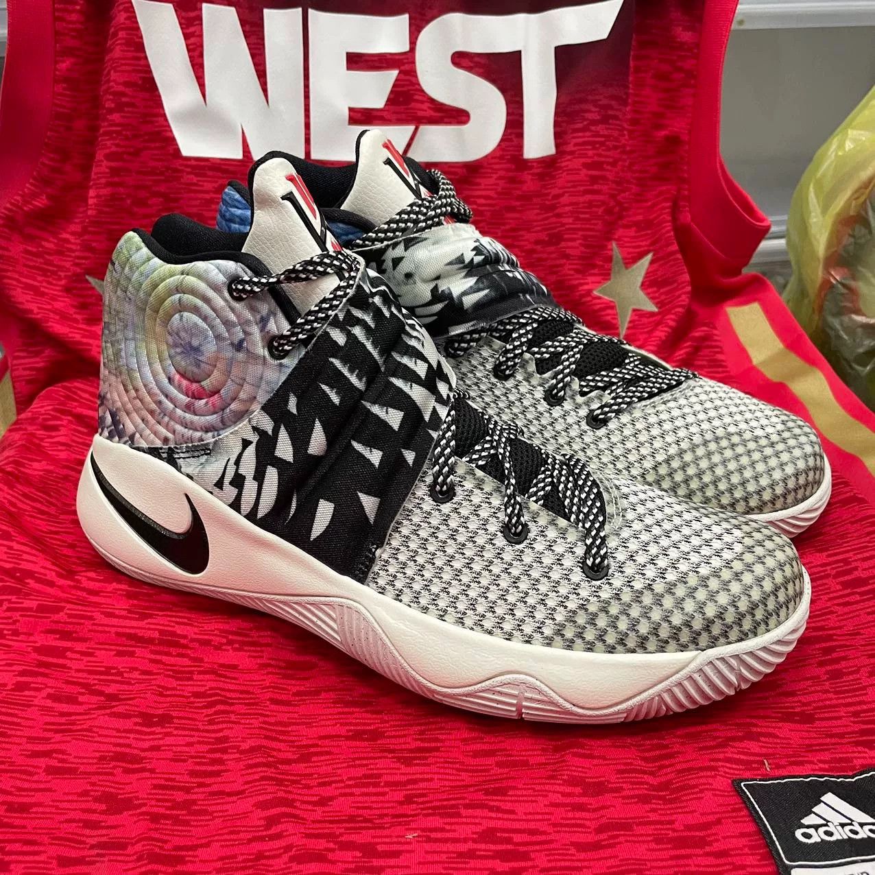 Nike Nike KYRIE Gray Lowtop Sneakers 9 Men Size US 9 / EU 42 - 3 Thumbnail