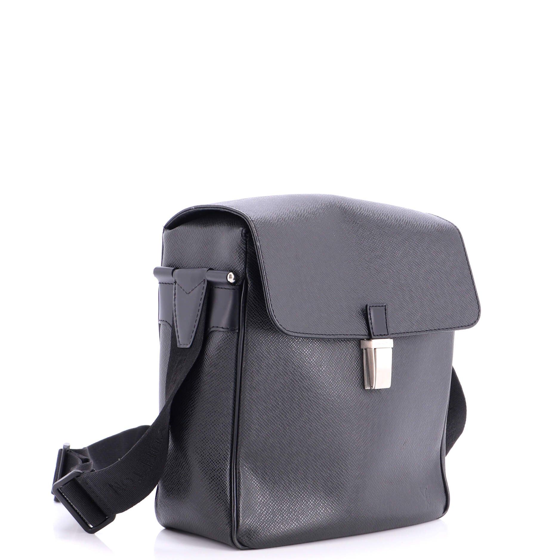 Louis Vuitton Yaranga Messenger Bag Size ONE SIZE - 2 Thumbnail